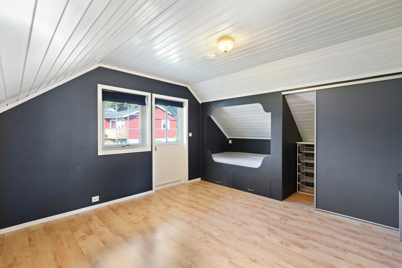 Det er ett romslig soverom i hver ende av etasjen, begge med plassbygde senger, skyvedørsgarderobe og raftekott Galleribilde
