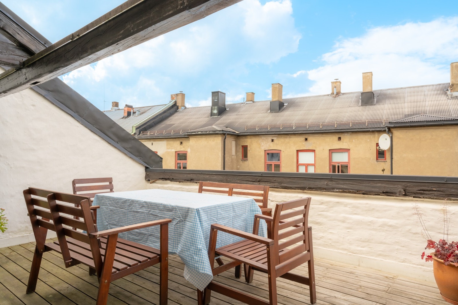 Terrassen kan reserveres og har vært mye benyttet av dagens eiere, blant annet til bursdagsfeiringer og 17. mai. Galleribilde