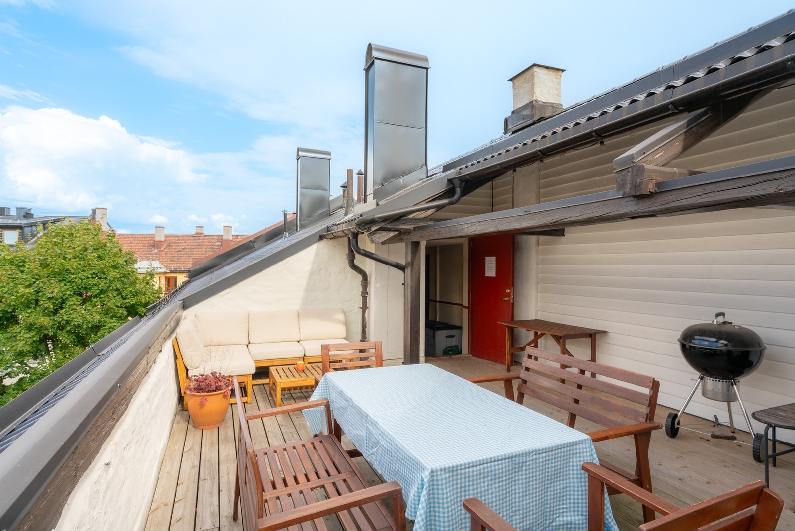 Borettslaget byr på solrik felles takterrasse hvor det er satt ut utemøblement og grill. Galleribilde