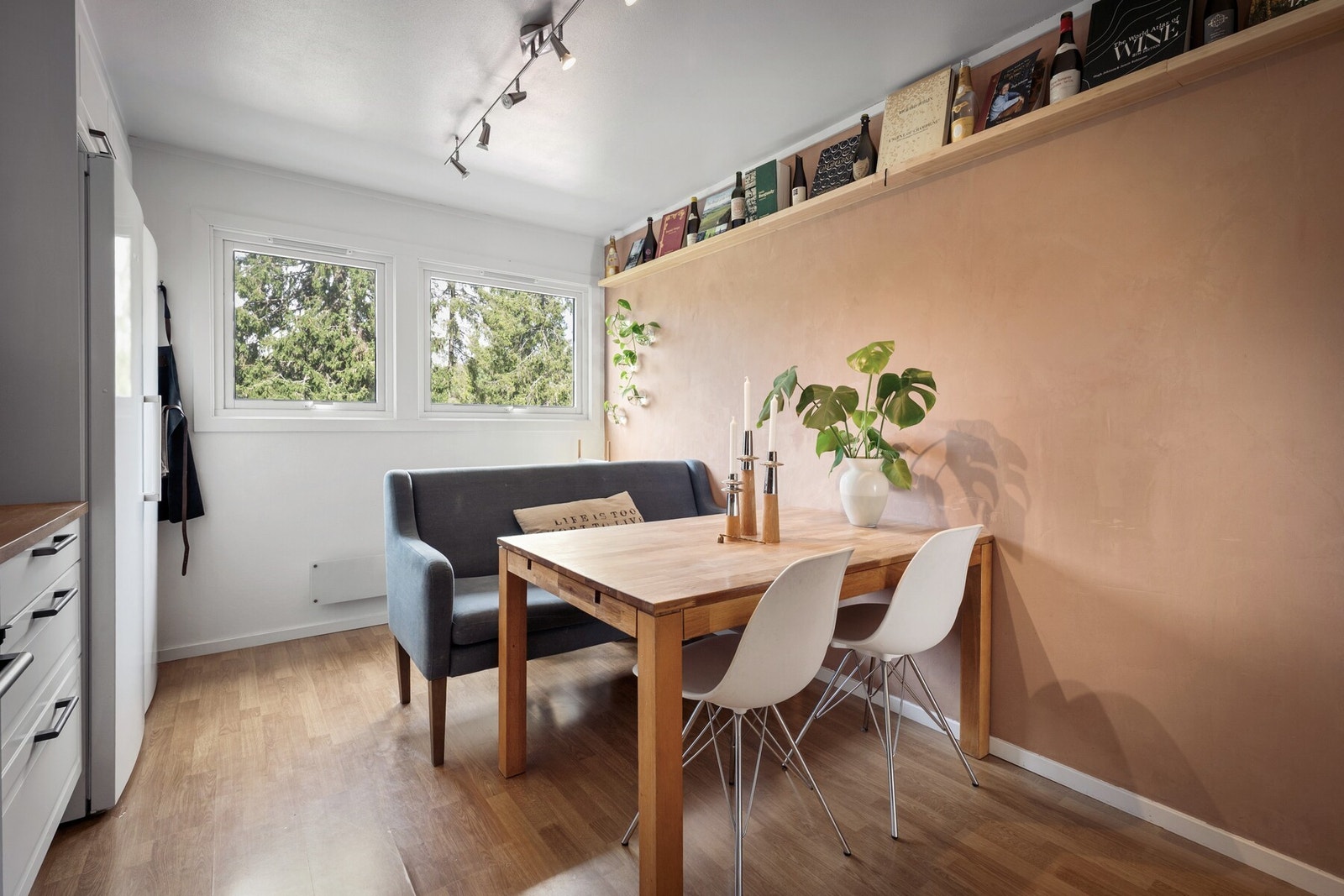 Kjøkkenet er romslig og åpent med plass til spisegruppe. Galleribilde
