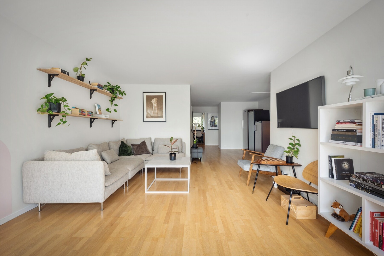 Stuen utgjør leilighetens naturlige oppholdssone. Store vindusflater slipper inn rikelig med dagslys, og her ifra er det direkte utgang til balkongen. Galleribilde