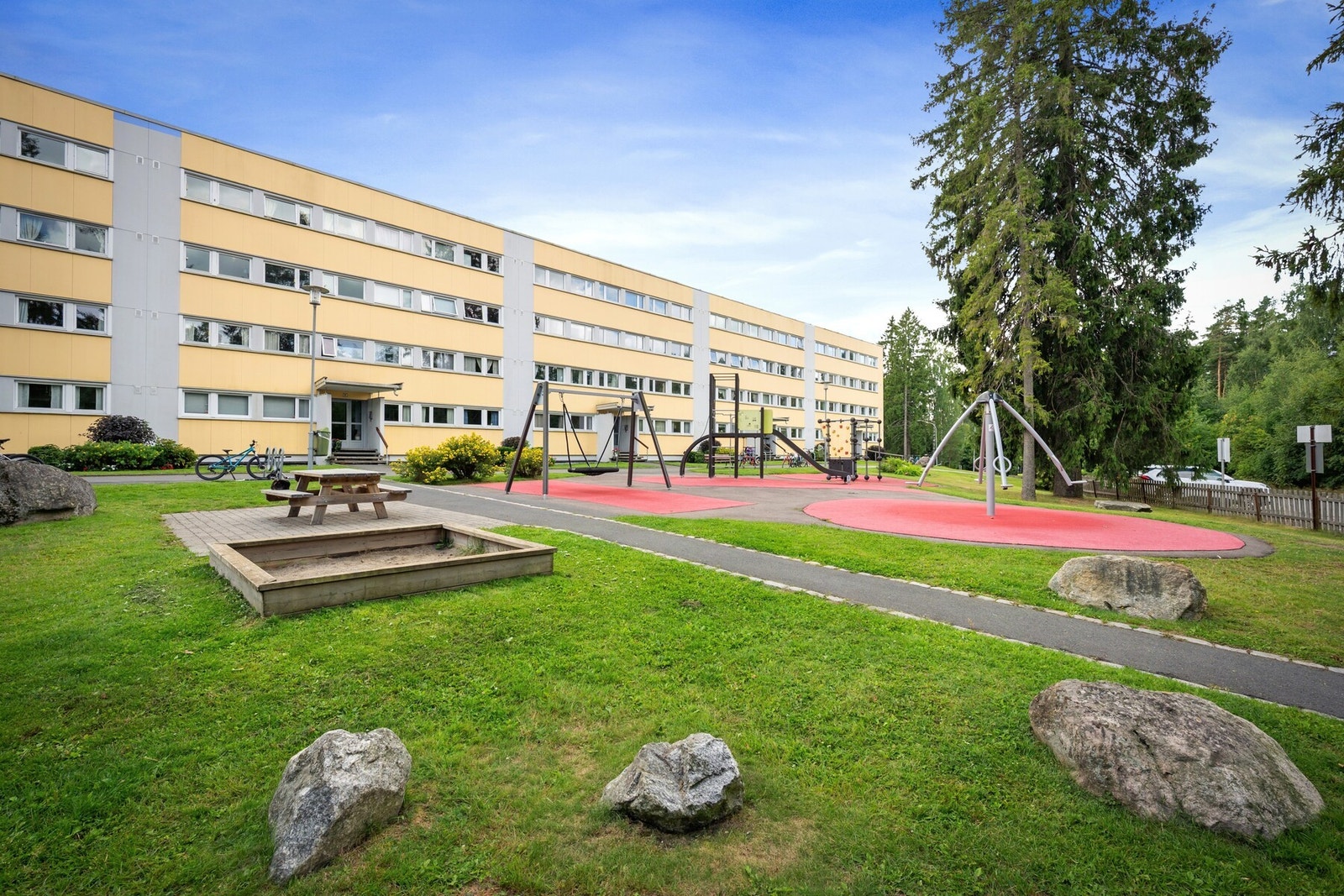 Gjennomgående 4-roms leilighet som ligger skjermet inntil skogkanten, i et rolig og fredfullt bomiljø. Galleribilde