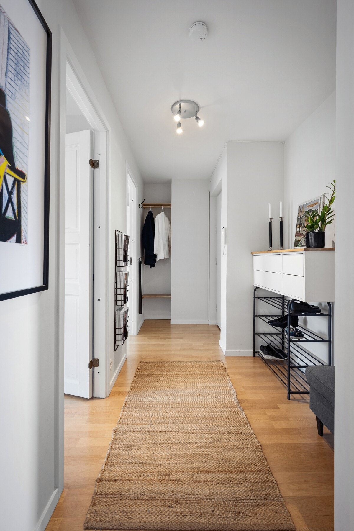 Leiligheten har en åpen og luftig entré, med god plass til garderobeløsninger. Galleribilde