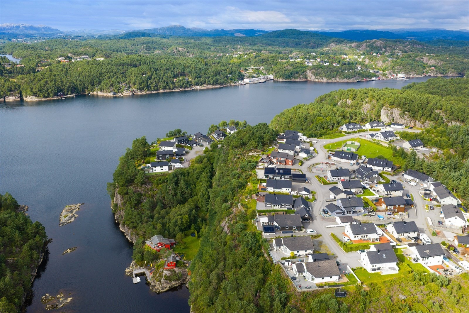 Dronebilde mot nord. Davangerågen omkranser neset. Galleribilde