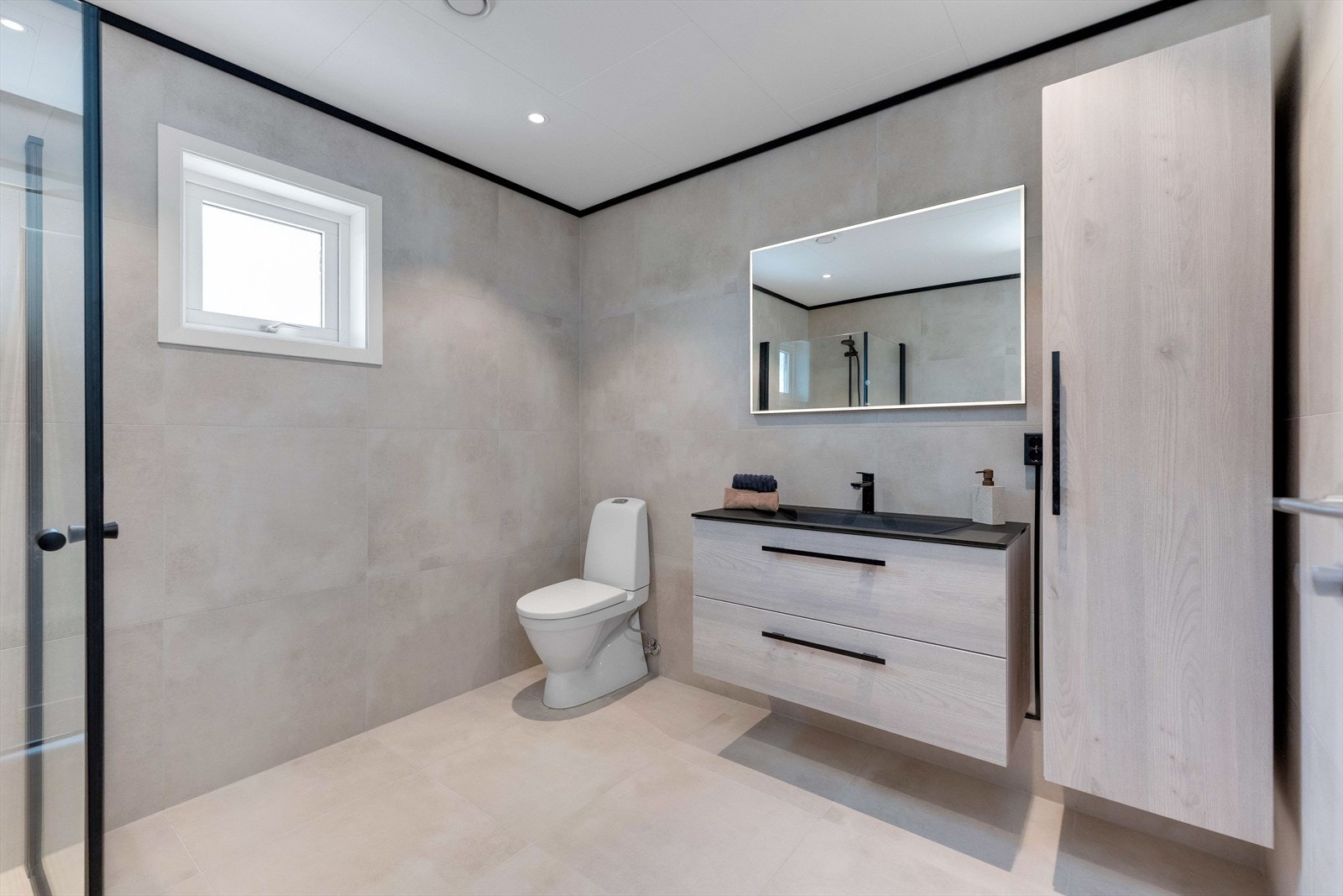 Badet ble modernisert i 2024. Her er det blitt plass for badekar (frittstående) om en ønsker å montere dette, dusjhjørne med foldbare dører Galleribilde