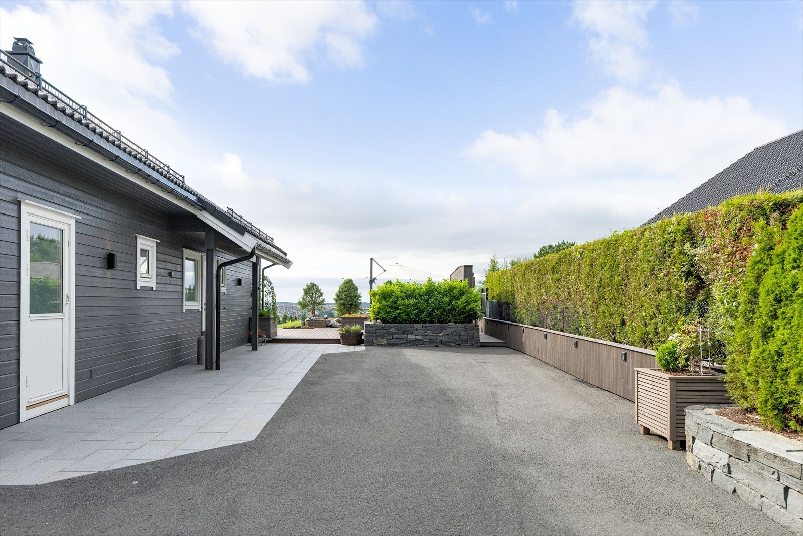 Lettstelte uteområder. Godt med plass til parkering. Galleribilde