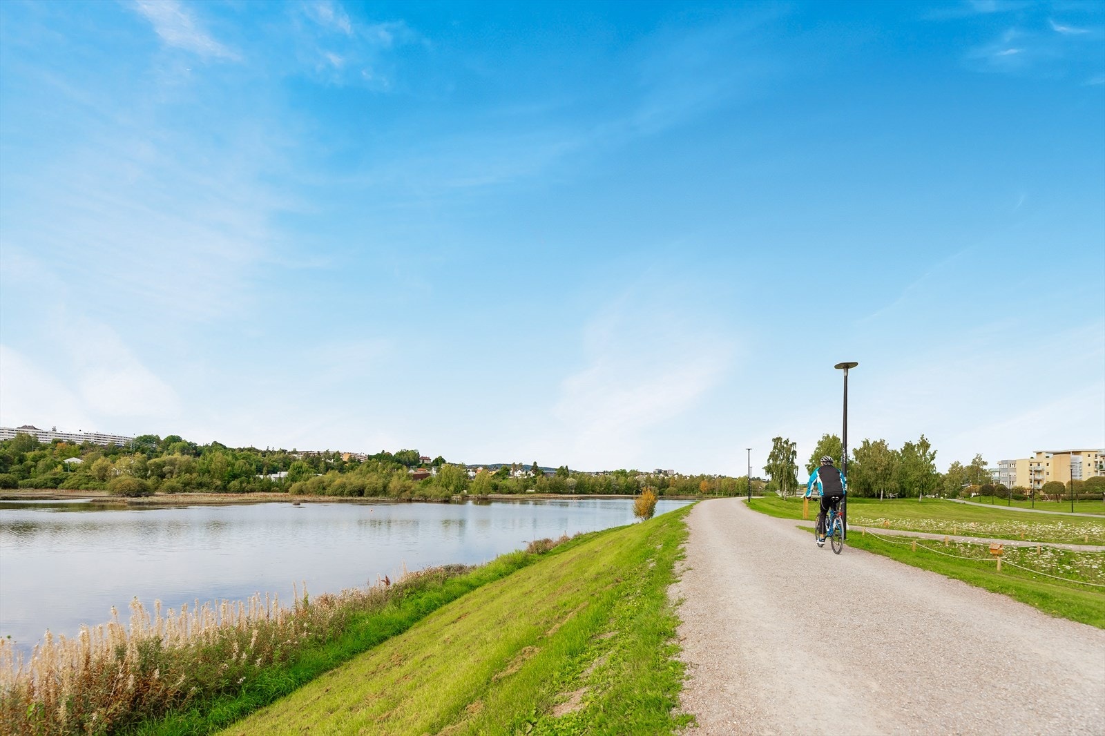 I umiddelbar nærhet er det rekreasjonsområder og en koselig båthavn. Flotte tur og treningsmuligheter langs vannet og flomvollen Galleribilde