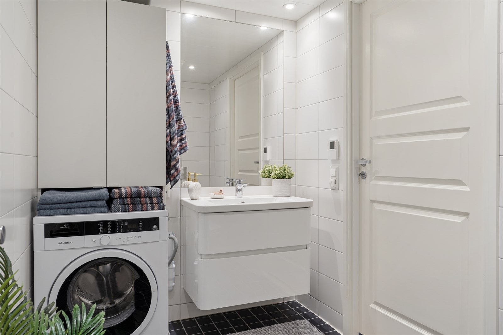 Lekkert og moderne baderom med flislagte overflater og tidløse materialvalg som gir et helhetlig og delikat uttrykk. Badet er utstyrt med varmekabler i gulvet som sørger for behagelig og komfort Galleribilde