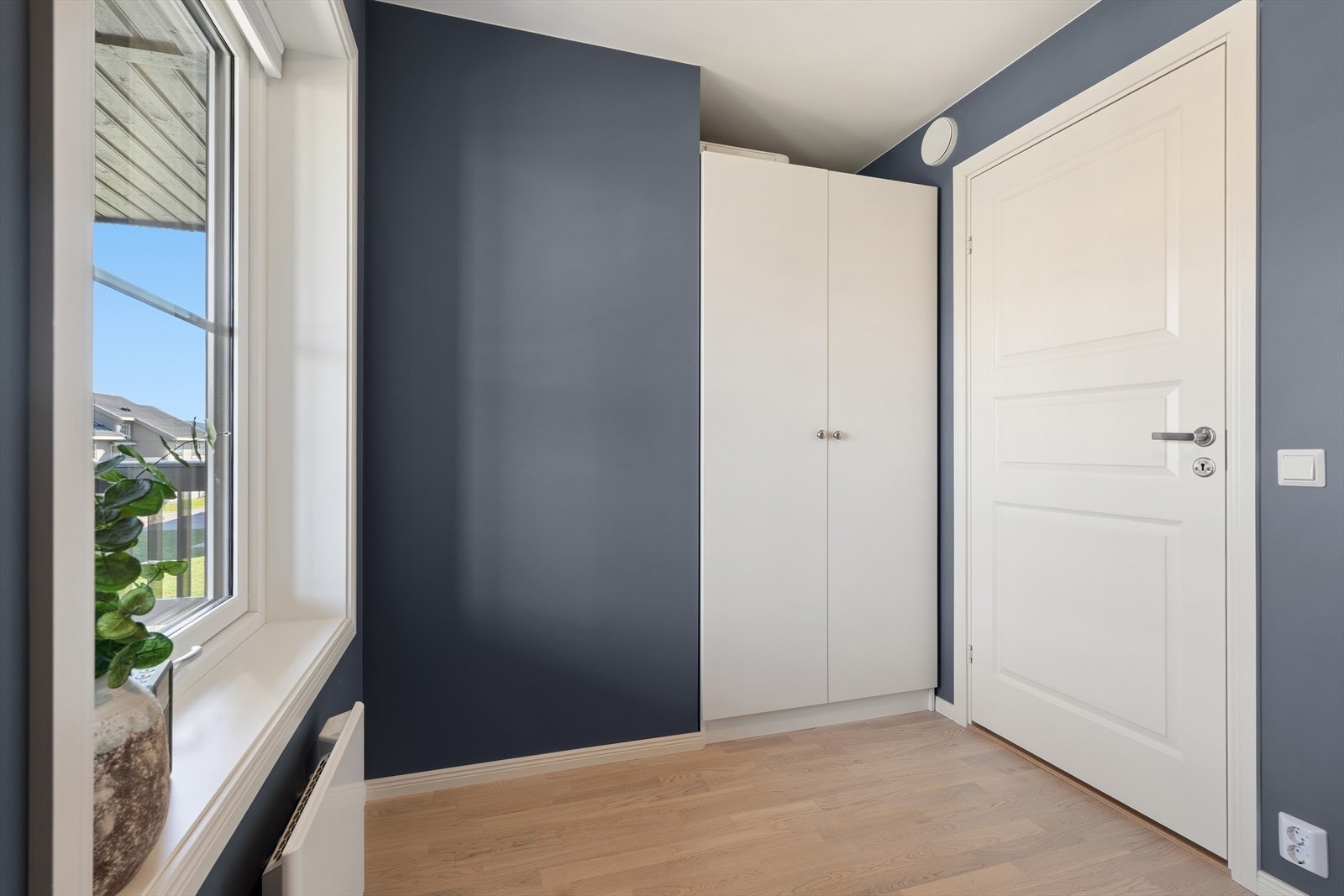 Soverom 2 er praktisk utformet og fremstår ryddig og fleksibelt, med gode tilpasningsmuligheter som barnerom, gjesterom, hjemmekontor eller garderobe - alt etter behov. Galleribilde