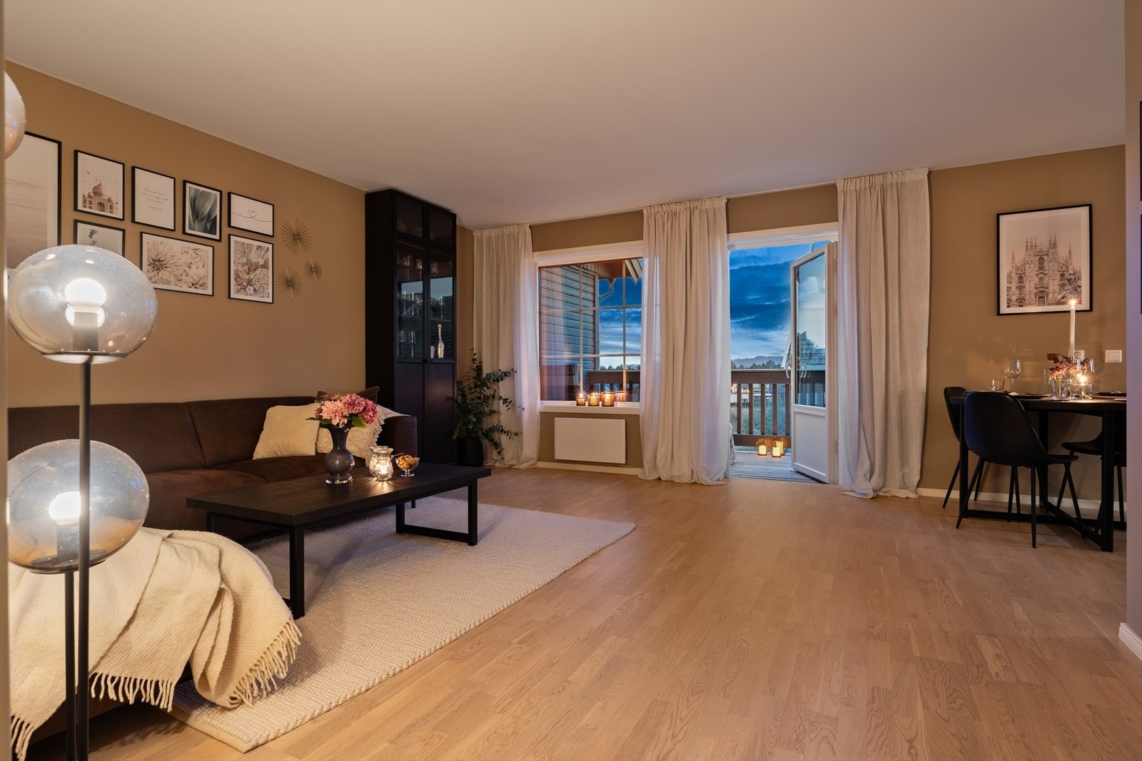Lekkert og luftig oppholdsrom med store vindusflater som slipper inn rikelig med naturlig lys og byr på en flott utsikt over nærområdet. Galleribilde