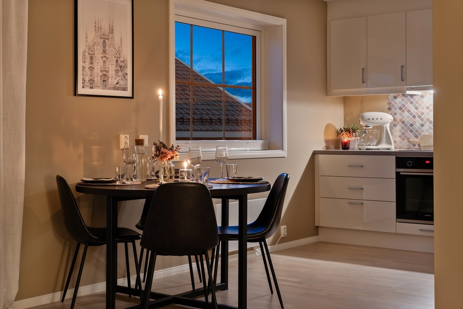 Vindusflatene slipper inn rikelig med dagslys og skaper en lys og behagelig atmosfære. Kjøkkenet fungerer både som en funksjonell sone for matlaging og oppbevaring, samt en sosial møteplass i hverdagen. Galleribilde