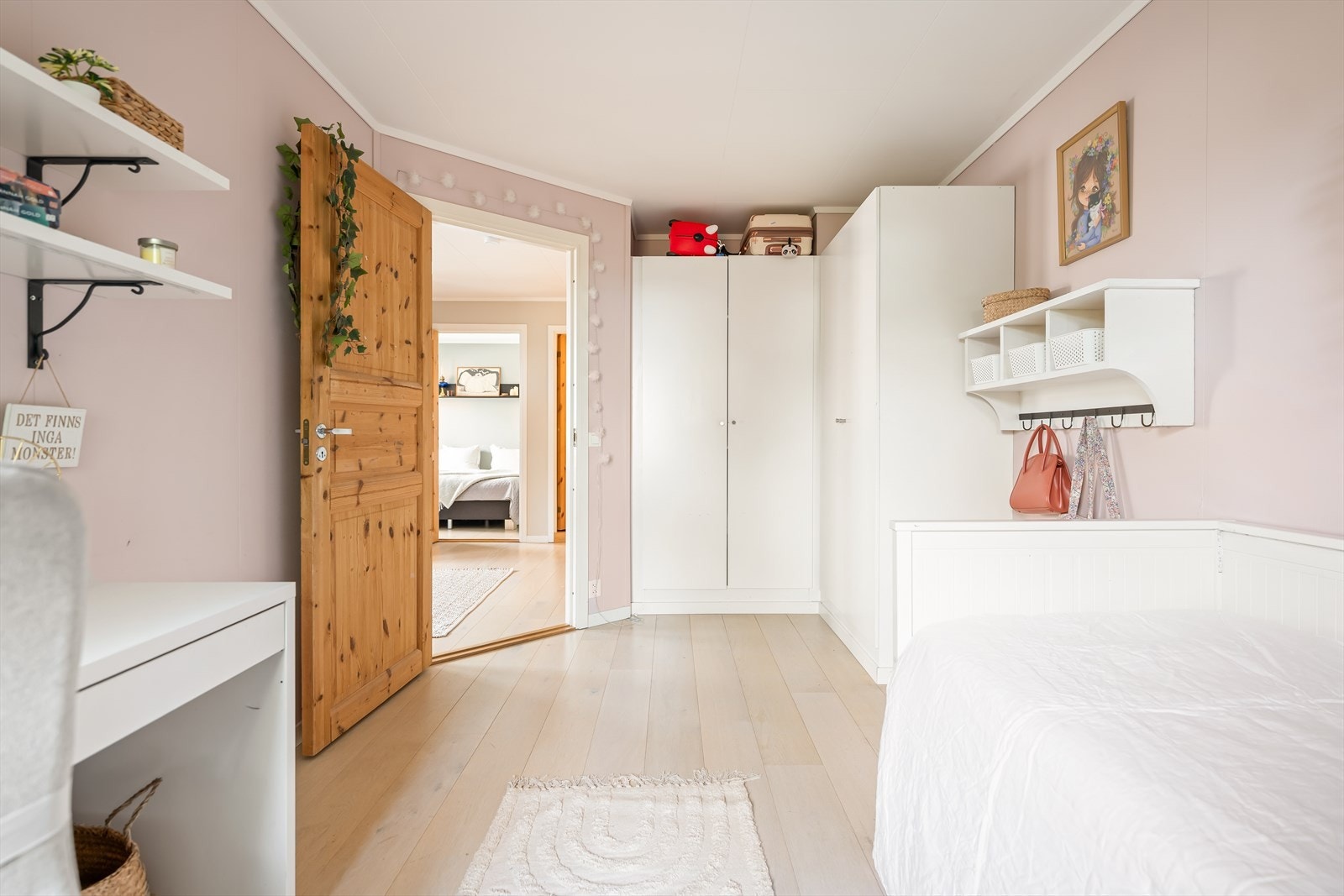 Soverommet har en funksjonell hjørnegarderobe som gir god oppbevaringskapasitet og bidrar til et ryddig og oversiktlig rom. Galleribilde