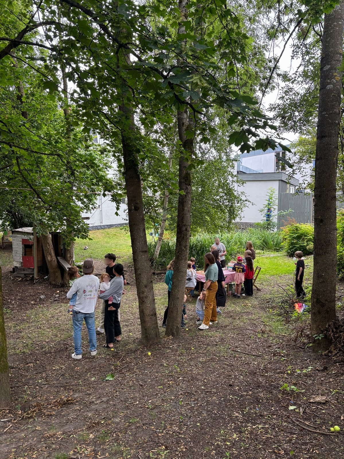 Rett bak huset ligger 100-meter skogen. Her finnes trehytte, våtmark og mye spennende for barna å utforske. Sameiet arrangerer også årlig sommerfest med aktiviteter for barna, blant annet zipline, felles maling og andre leker.(Foto: selger) Galleribilde