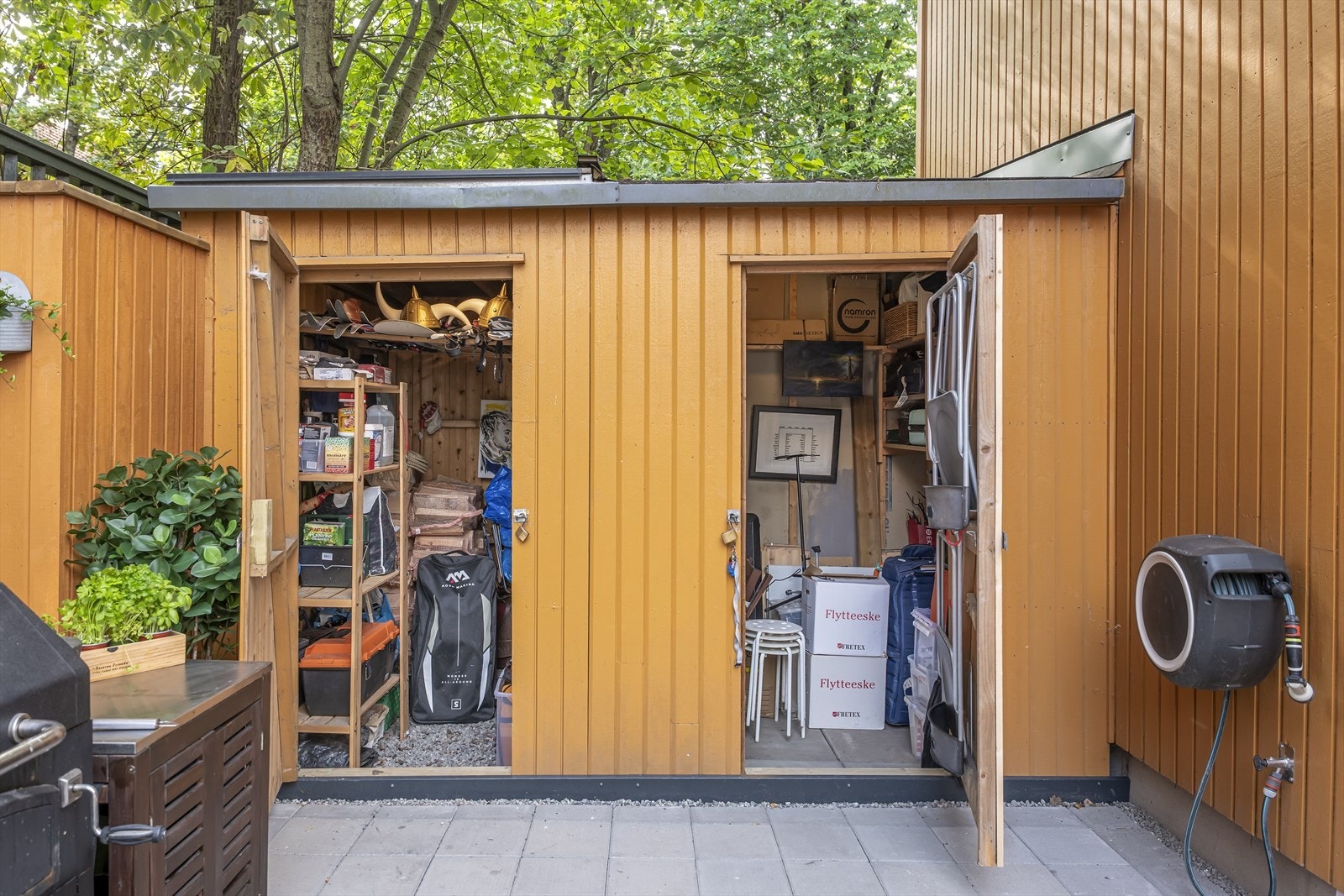 God plass til oppbevaring av hageredskaper, sportsutstyr og andre nødvendigheter. Galleribilde