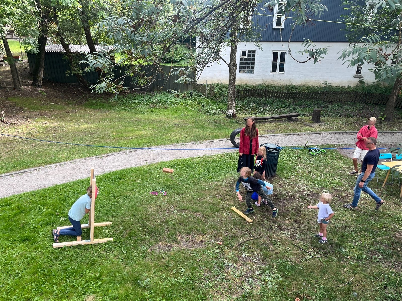 Her får familien en sjelden kombinasjon av byliv og et grønt, skjermet nærmiljø. (Foto: selger) Galleribilde