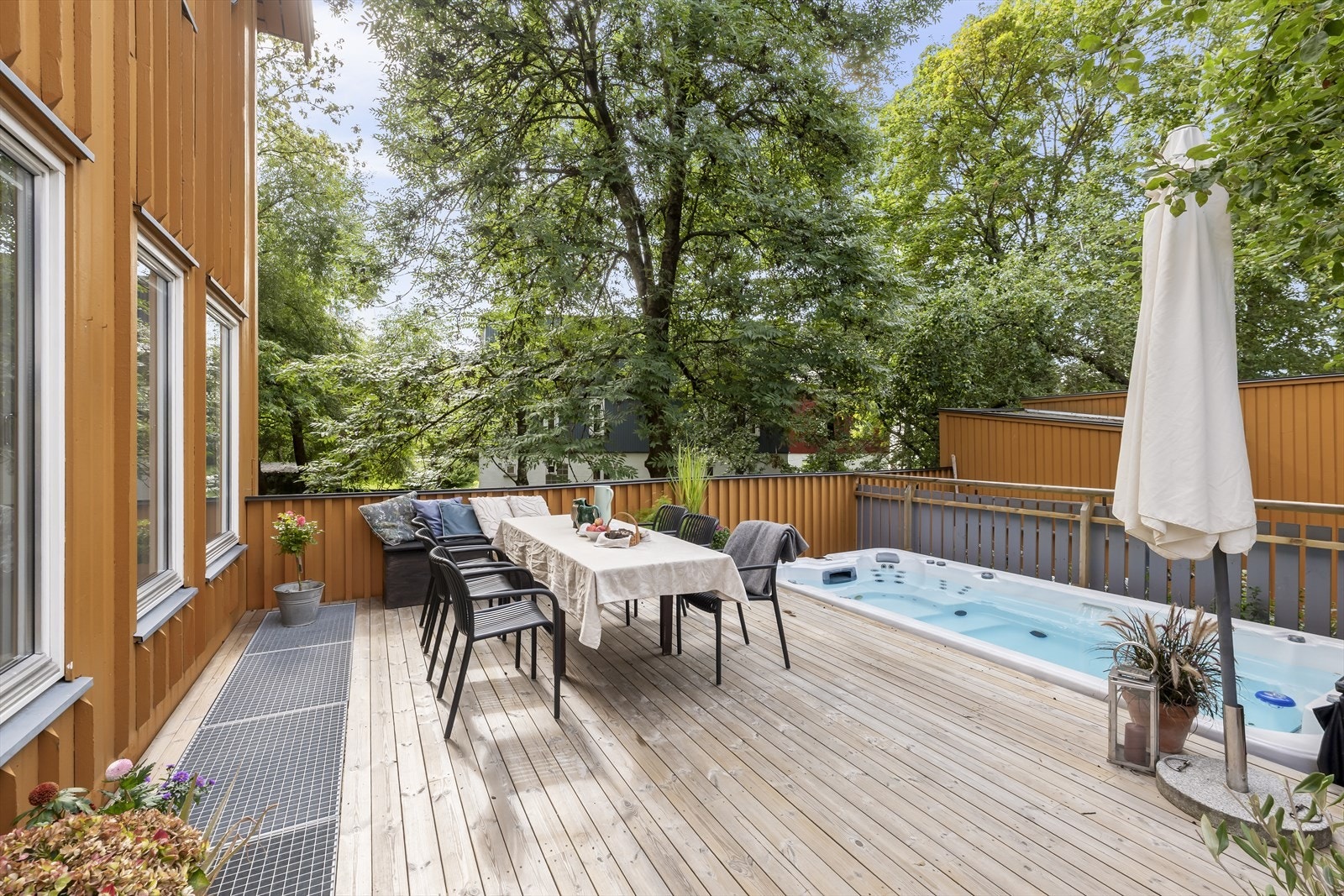 Terrassen byr på god plass til både stor spisegruppe, lounge og grill, og kan enkelt innredes med krukker og beplantning etter eget ønske. Galleribilde
