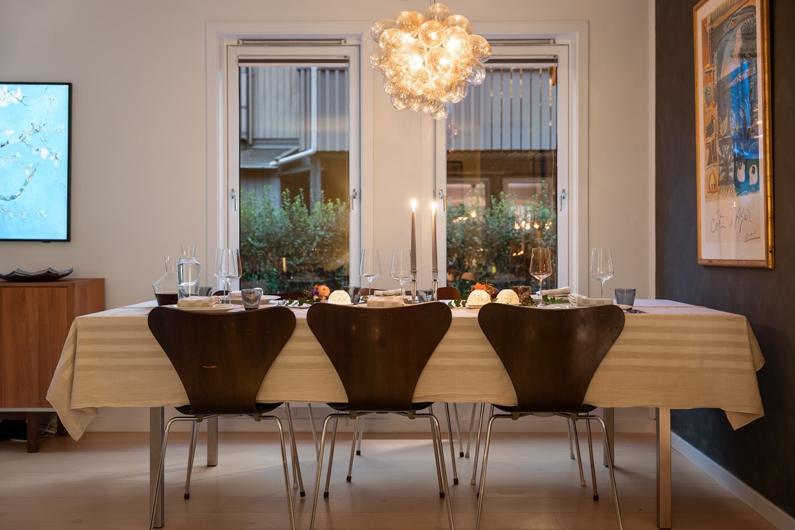 Spiseplassen er en naturlig samlingsplass for hyggelige middager. Galleribilde