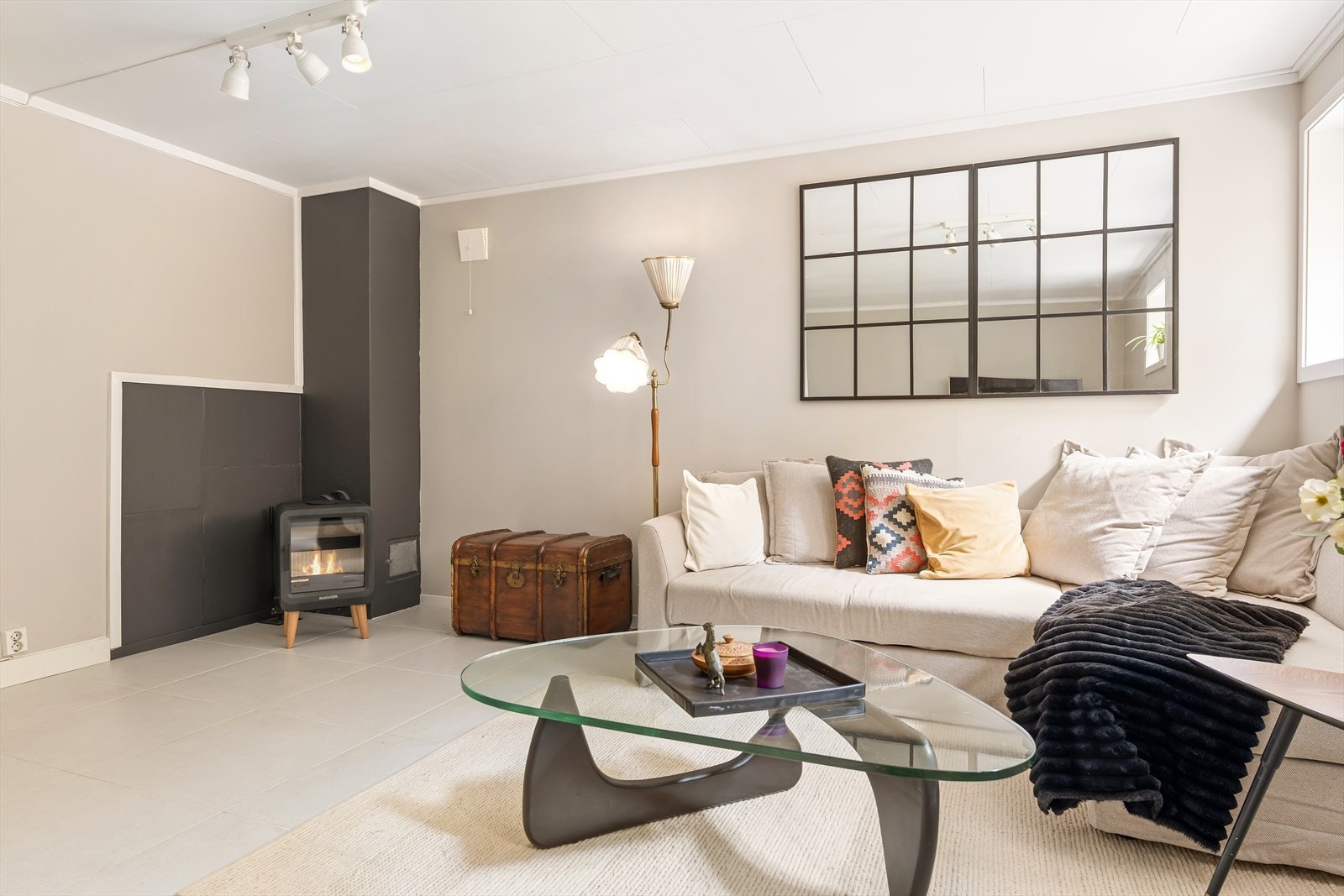 I 2026 ble det montert ny vedovn, som tilfører ekstra varme og hygge til rommet. Galleribilde