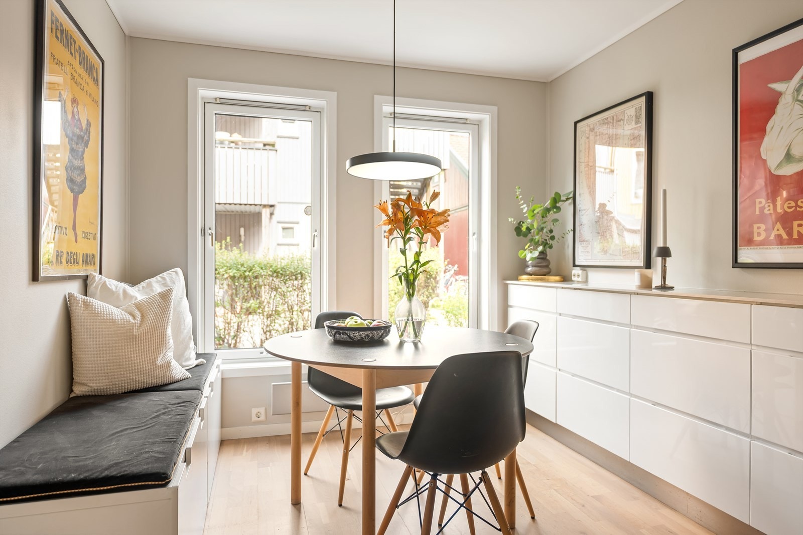 Ved vinduet er det en hyggelig spiseplass med fint lysinnslipp, som gjør kjøkkenet til et naturlig samlingspunkt i hverdagen. Galleribilde