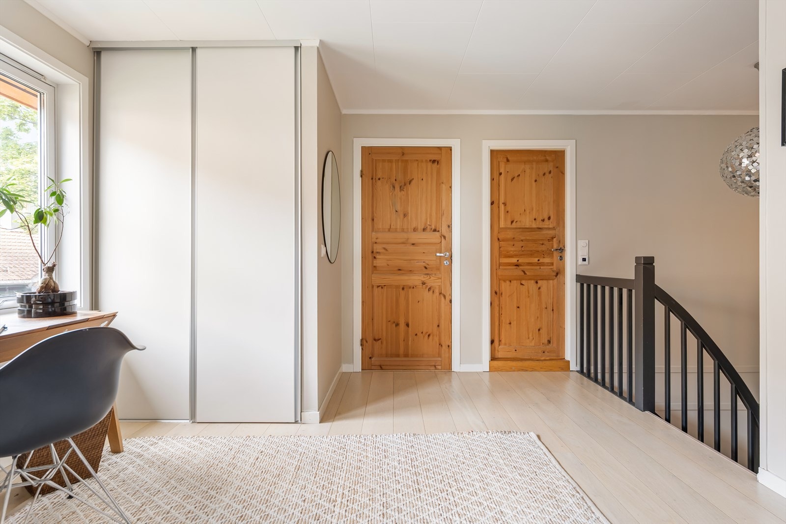 Romslig gang i andre etasje, praktisk innredet med skyvedørsgarderobe som sørger for enkel og ryddig oppbevaring. Galleribilde