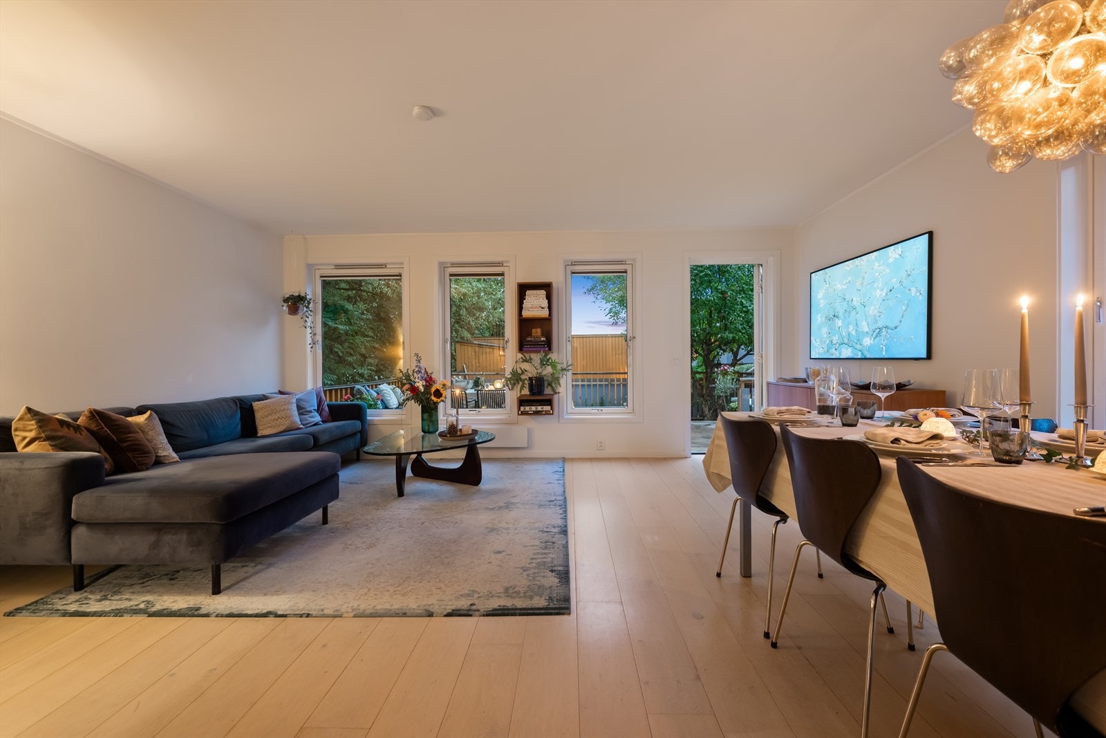 Kveldsstemning i stuen. Galleribilde
