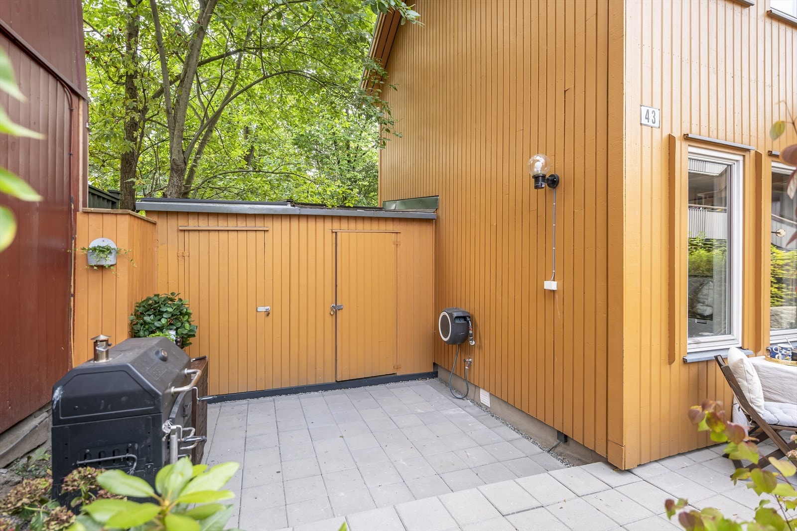 Den steinlagte uteplassen utvider boligens utearealer og gir gode muligheter for møblering, grilling og hyggelige stunder gjennom sommerhalvåret. Galleribilde