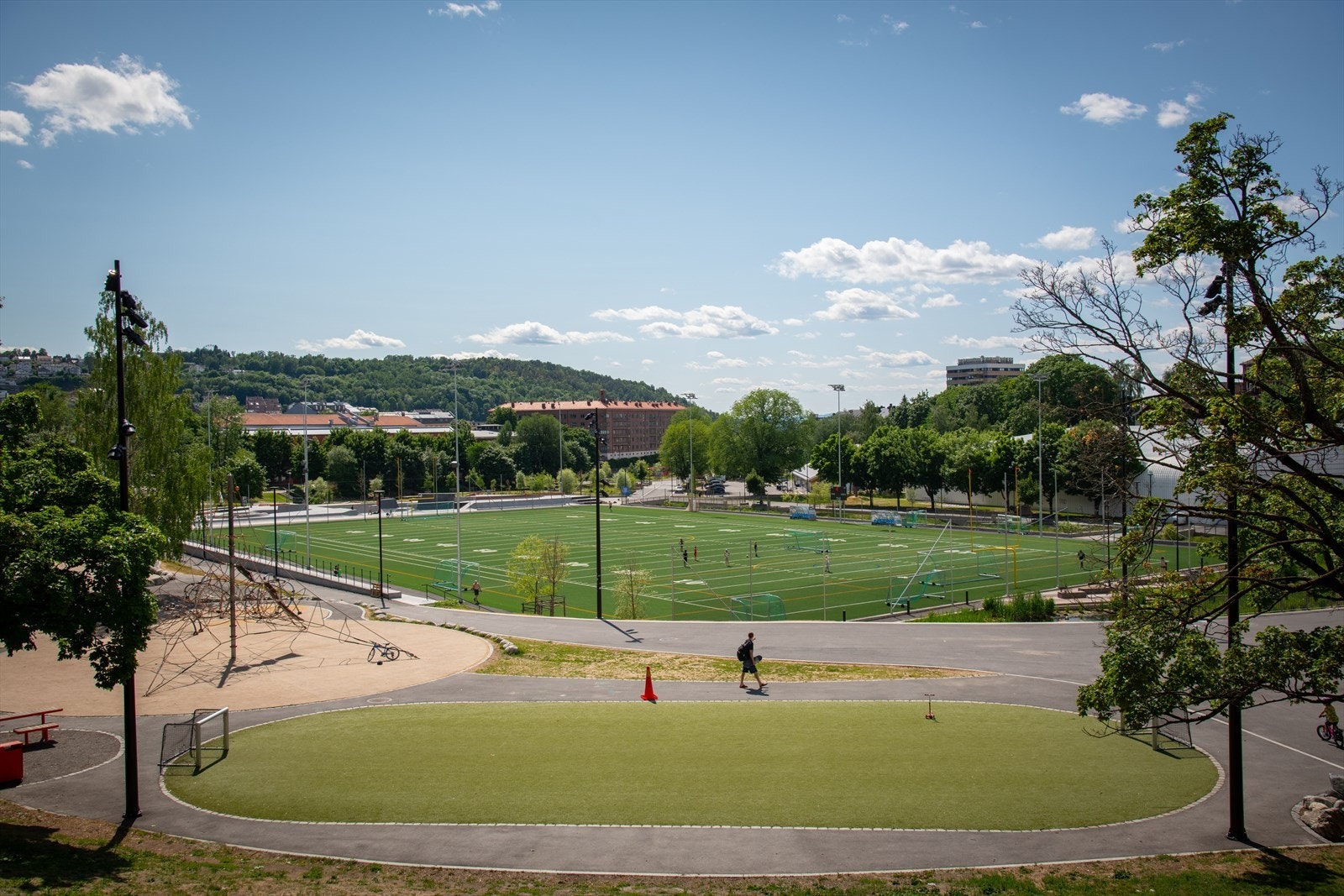 Jordal idrettspark med kunstgressbane, skatepark og lekeplass ligger like ved. Galleribilde