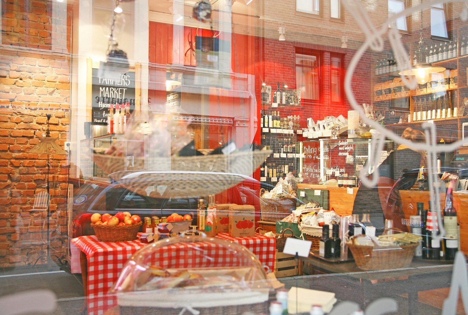Her bor du midt i et levende og attraktivt bymiljø med butikker, kaféer og servicetilbud rett i nærheten. Galleribilde