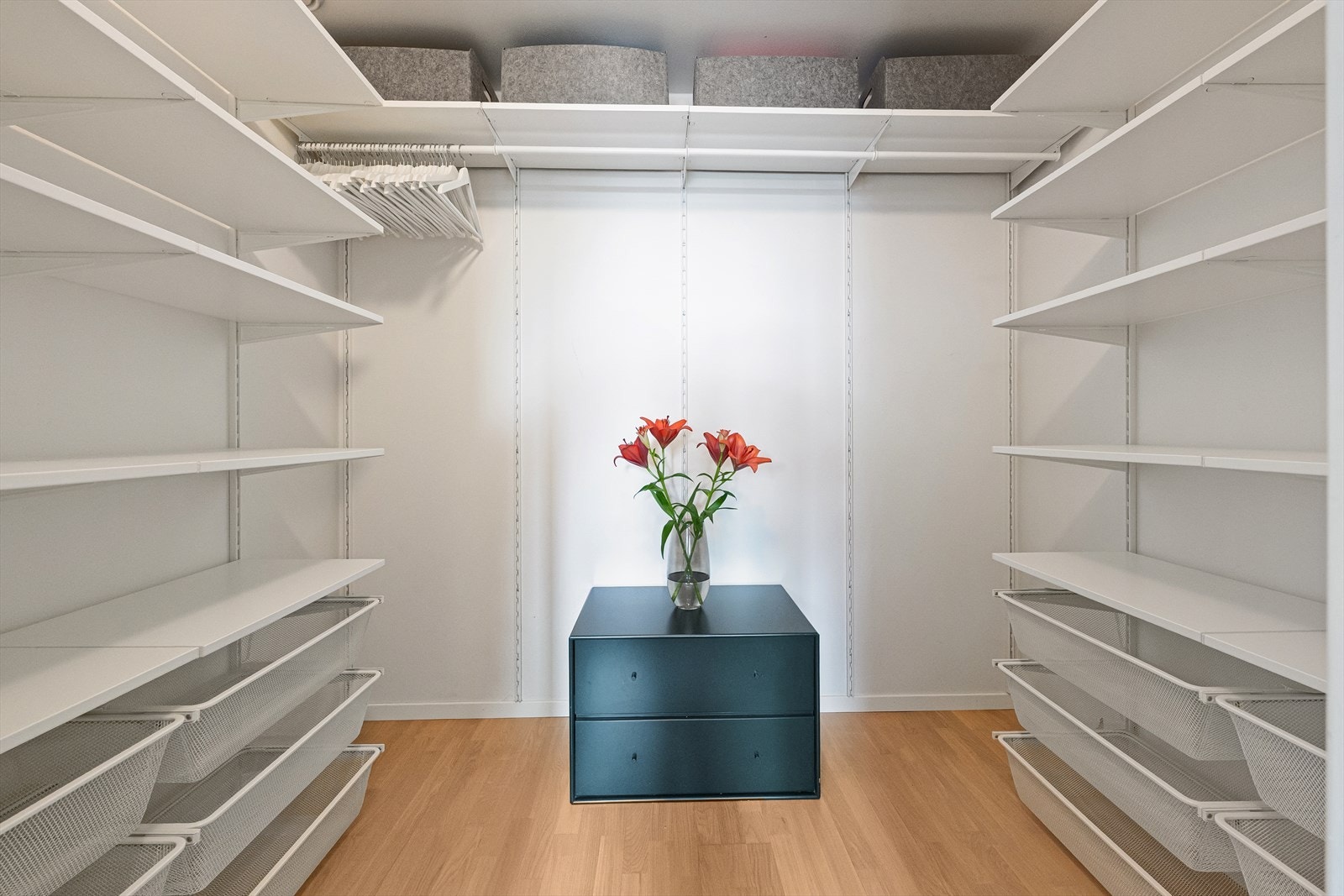 Praktisk walk-in closet med fleksibelt hyllesystem gir rikelig med garderobeplass. Galleribilde