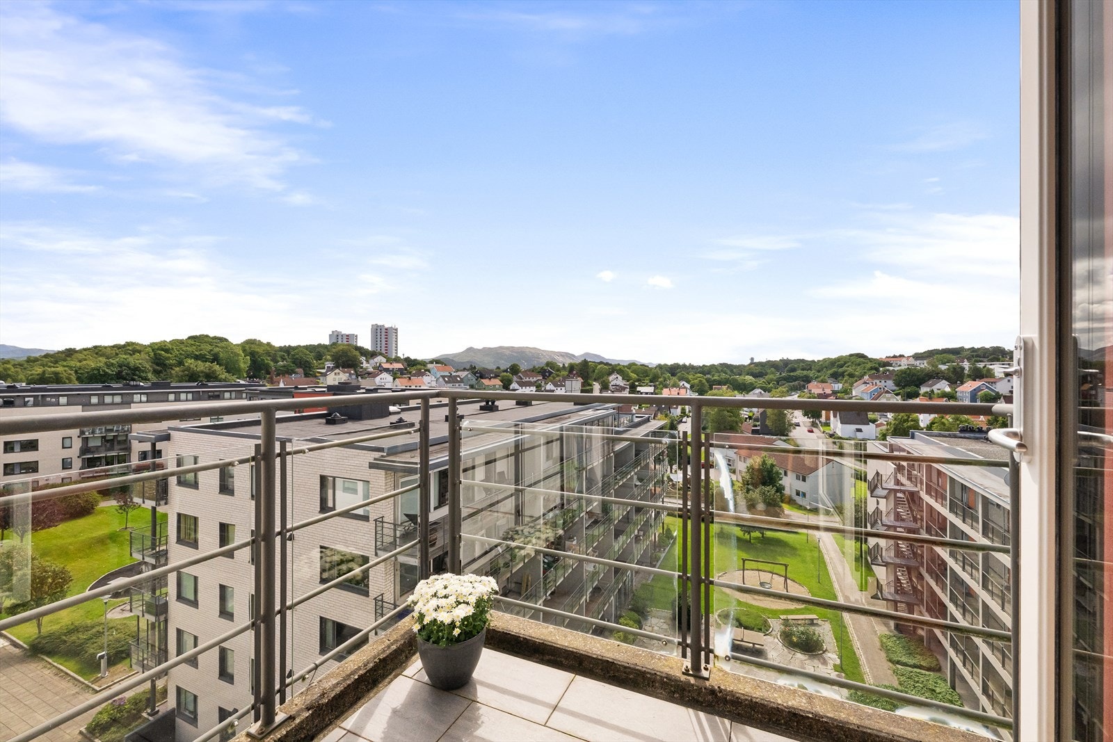 Den andre balkongen på 4 m² har adkomst fra hovedsoverommet. Galleribilde