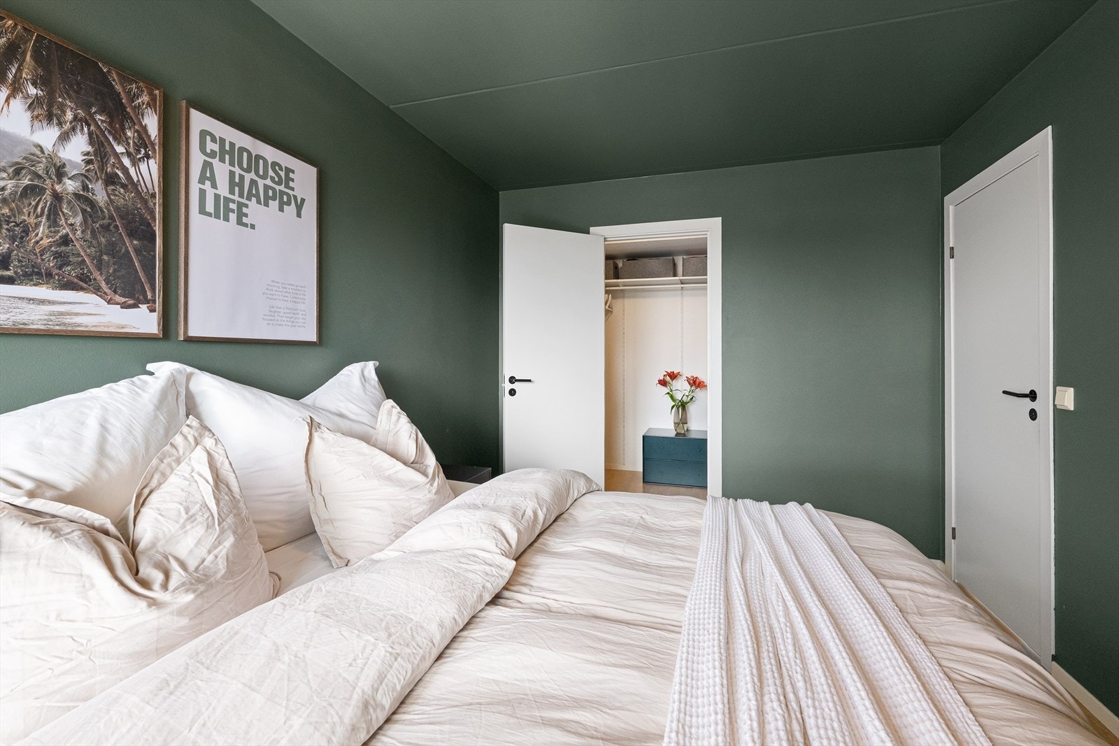 Fra soverommet er det inngang til et romslig walk-in closet. Galleribilde