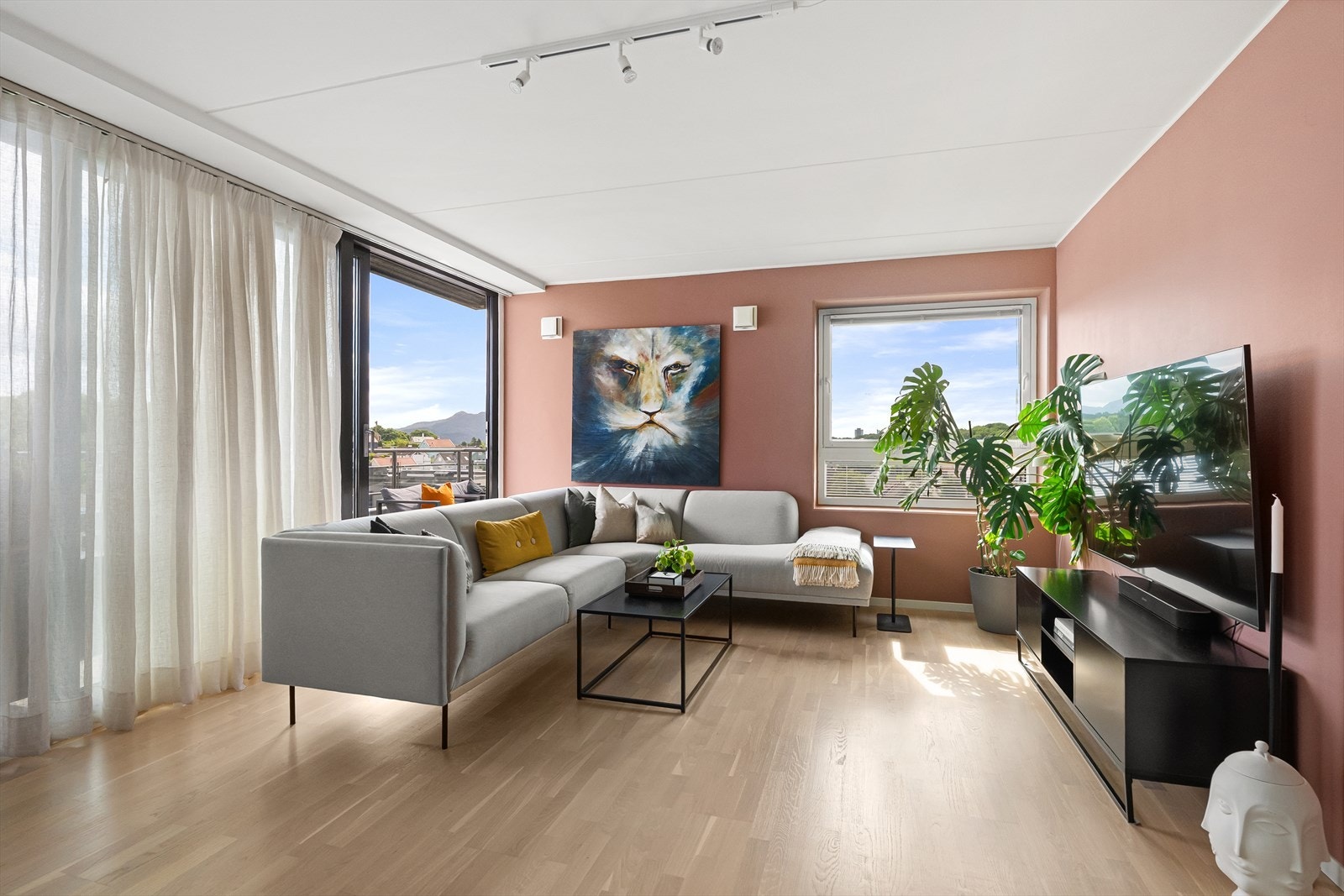 Skyvedør i glass fra stuen åpner opp mot den romslige vinkelbalkongen. Galleribilde