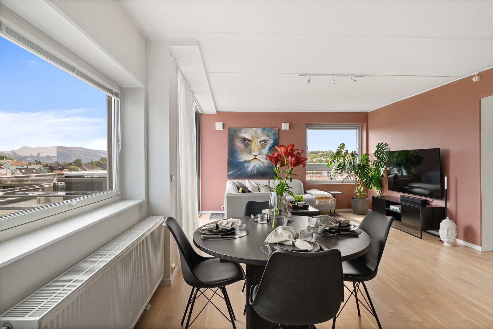 God plass til både sofagruppe og spisebord i det åpne oppholdsrommet. Galleribilde