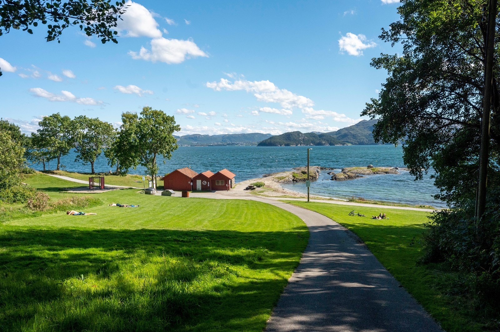 Kort vei til flotte turområder og badeplasser i Godalen og Rosenli Galleribilde
