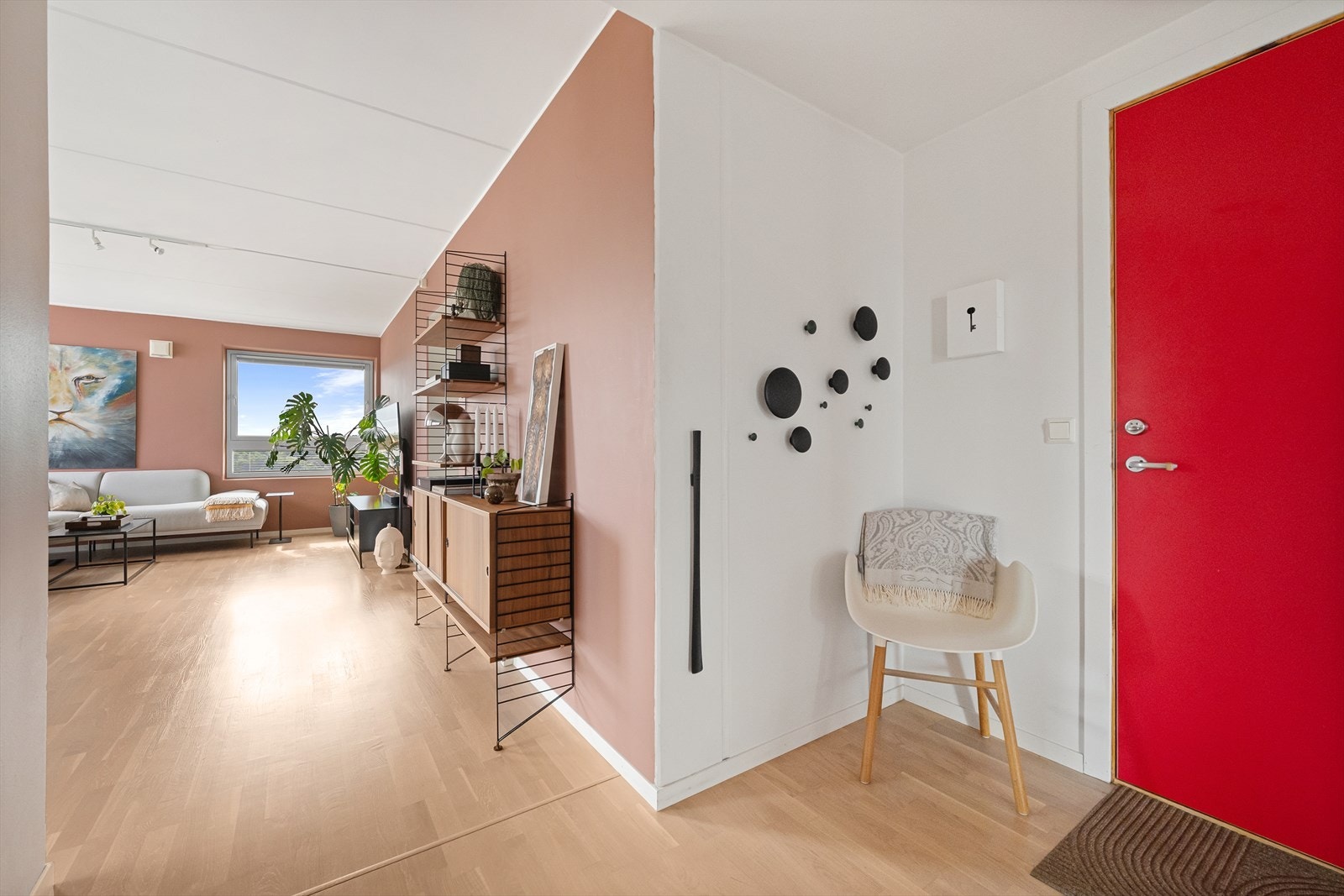 Entréen åpner opp mot stuen og gir et godt førsteinntrykk av leiligheten. Galleribilde