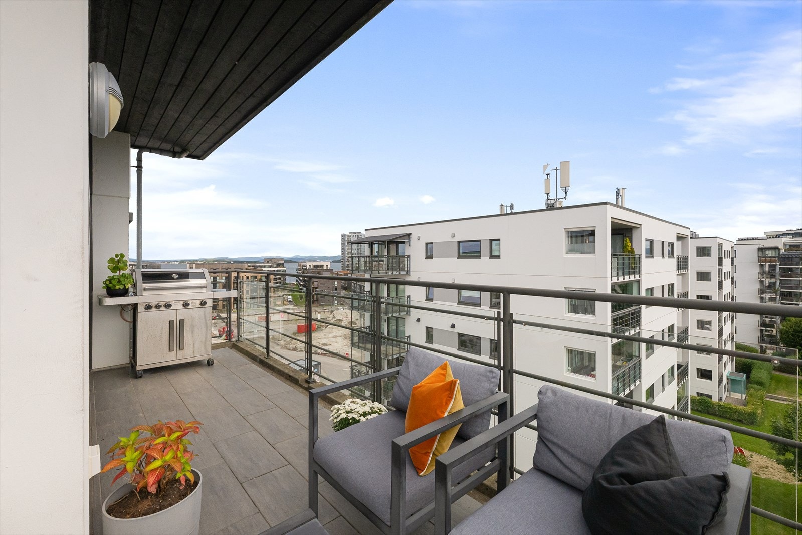 Balkongen har gode solforhold fra morgen til kveld. Galleribilde