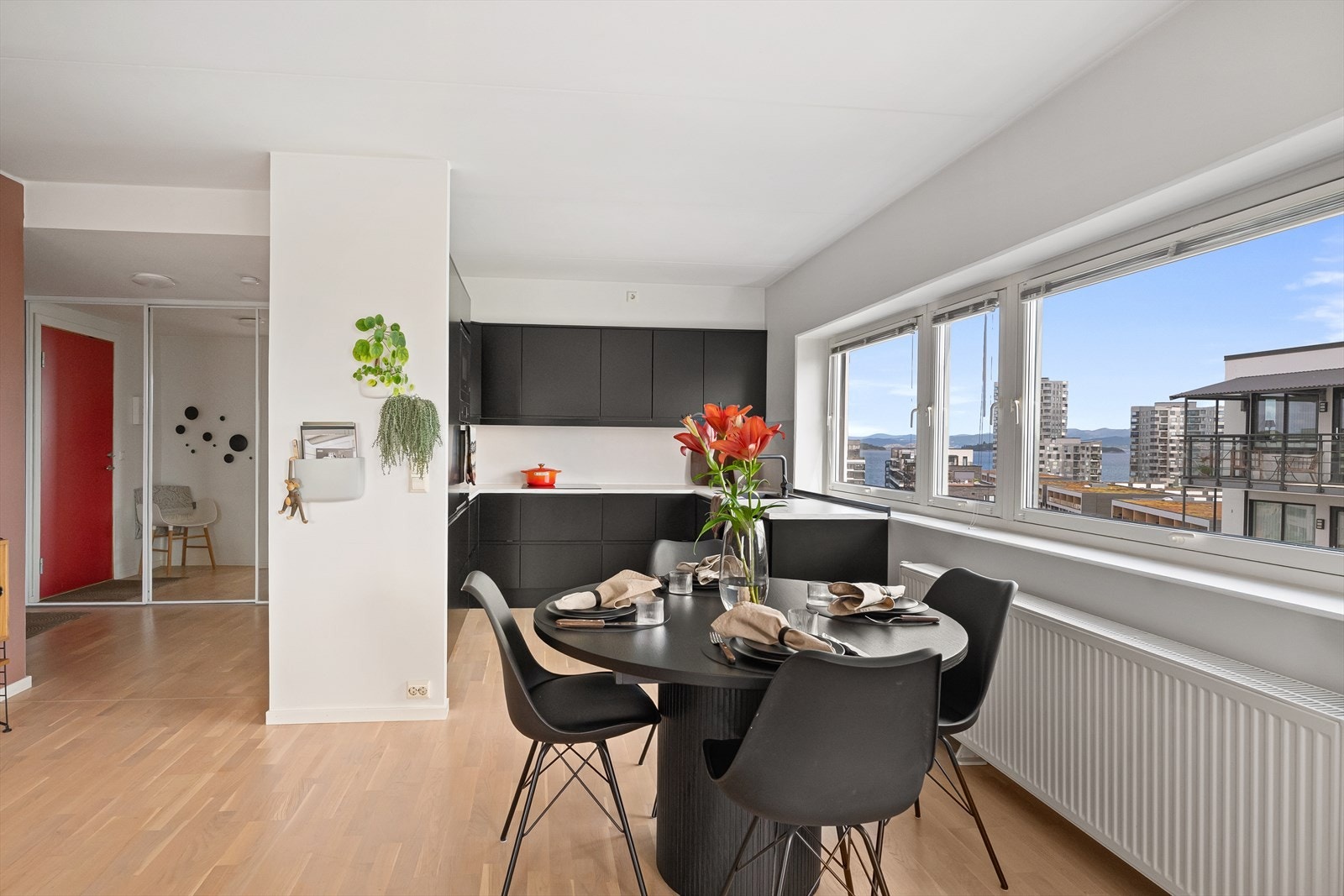Store vindusflater slipper inn rikelig med naturlig lys. Galleribilde