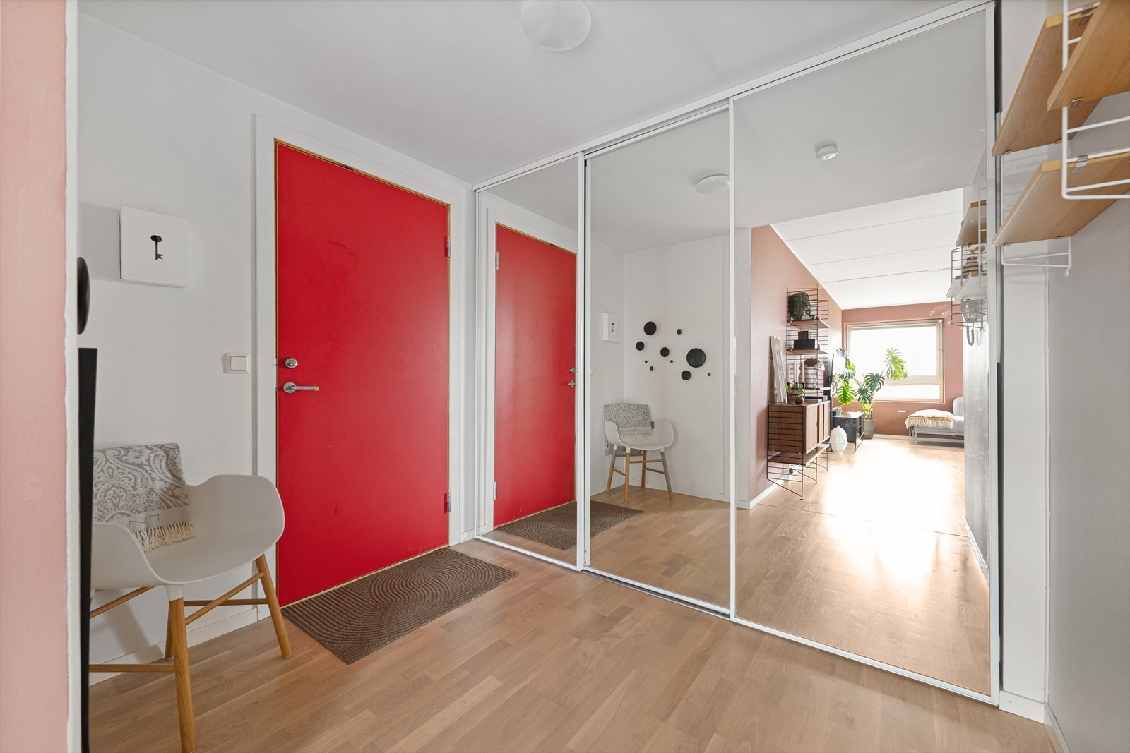 Skyvedørsgarderobe med speilfronter gir rikelig med lagringsplass i gangen. Galleribilde