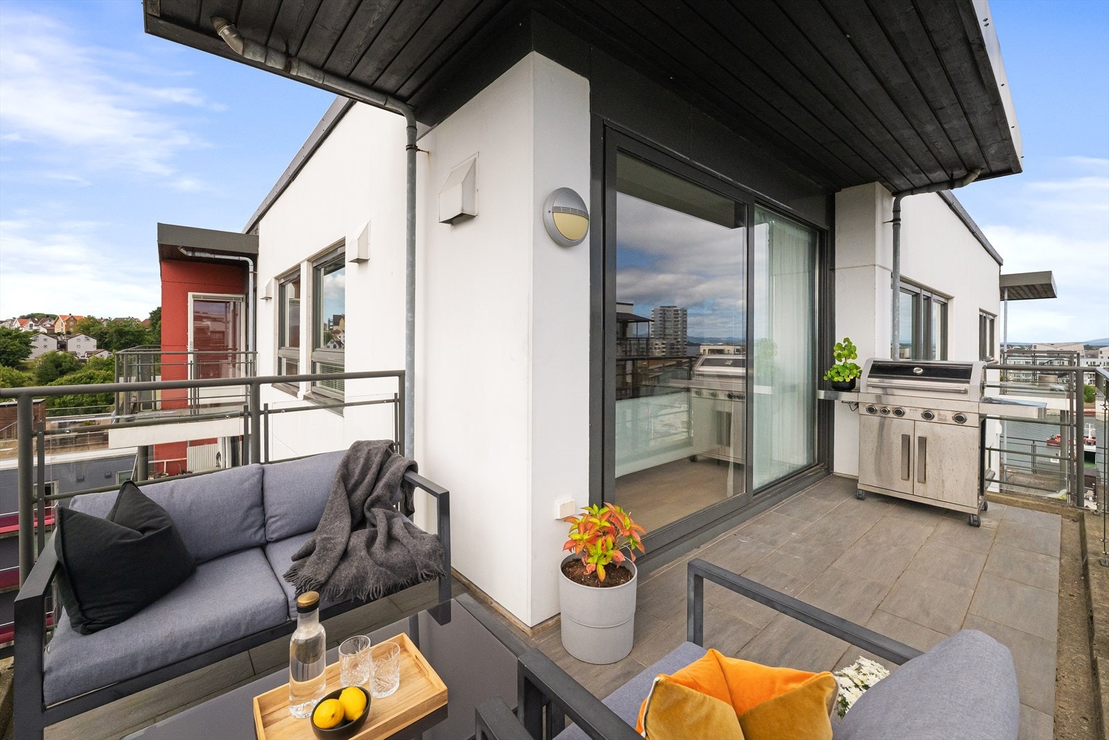 Stor vinkelbalkong på 12 m² med god plass til både sittegruppe og grill. Galleribilde