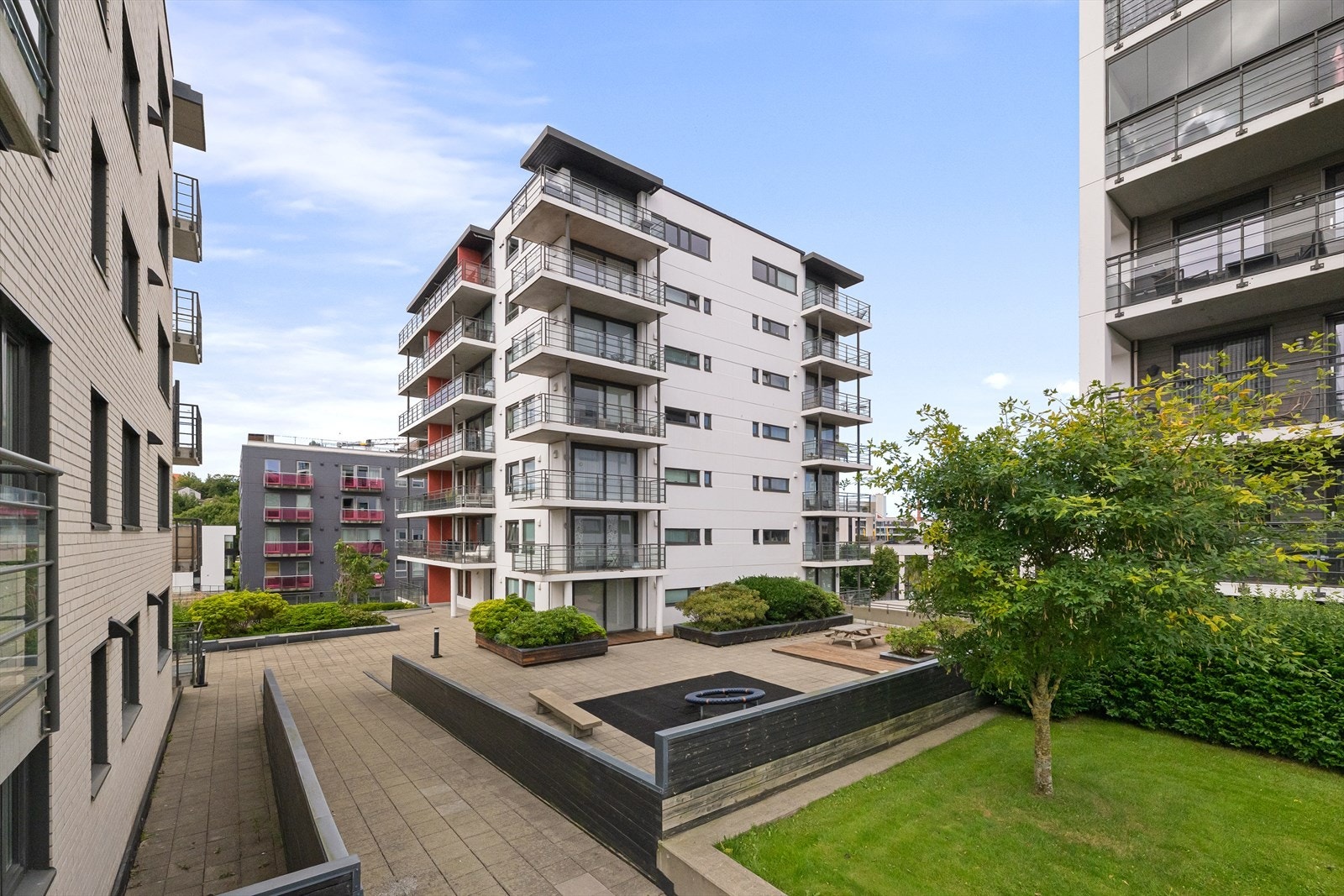 Moderne boligblokk fra 2006 med heisadkomst til alle etasjer. Galleribilde