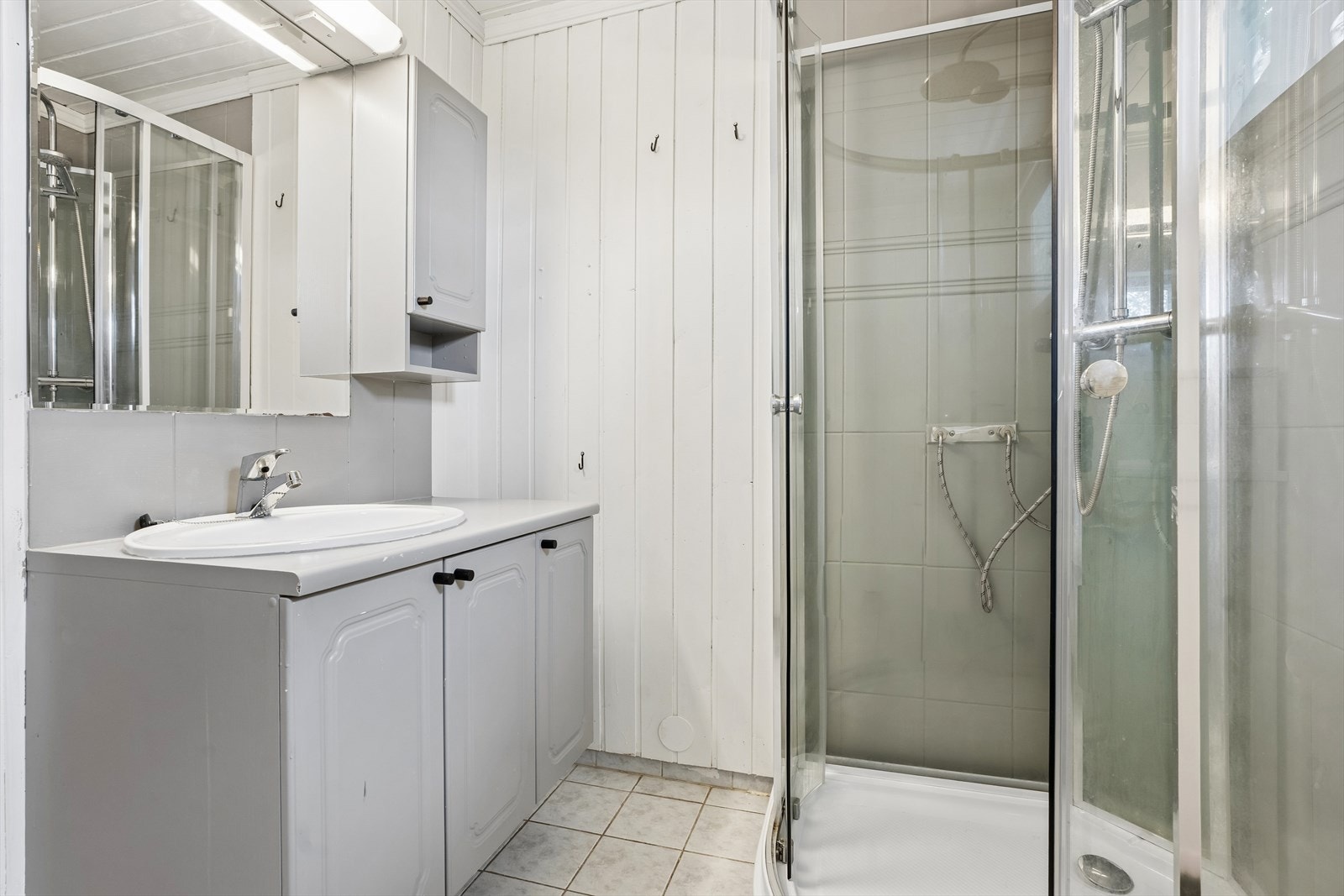 Baderomsinnredning med servantskap og speil. Galleribilde