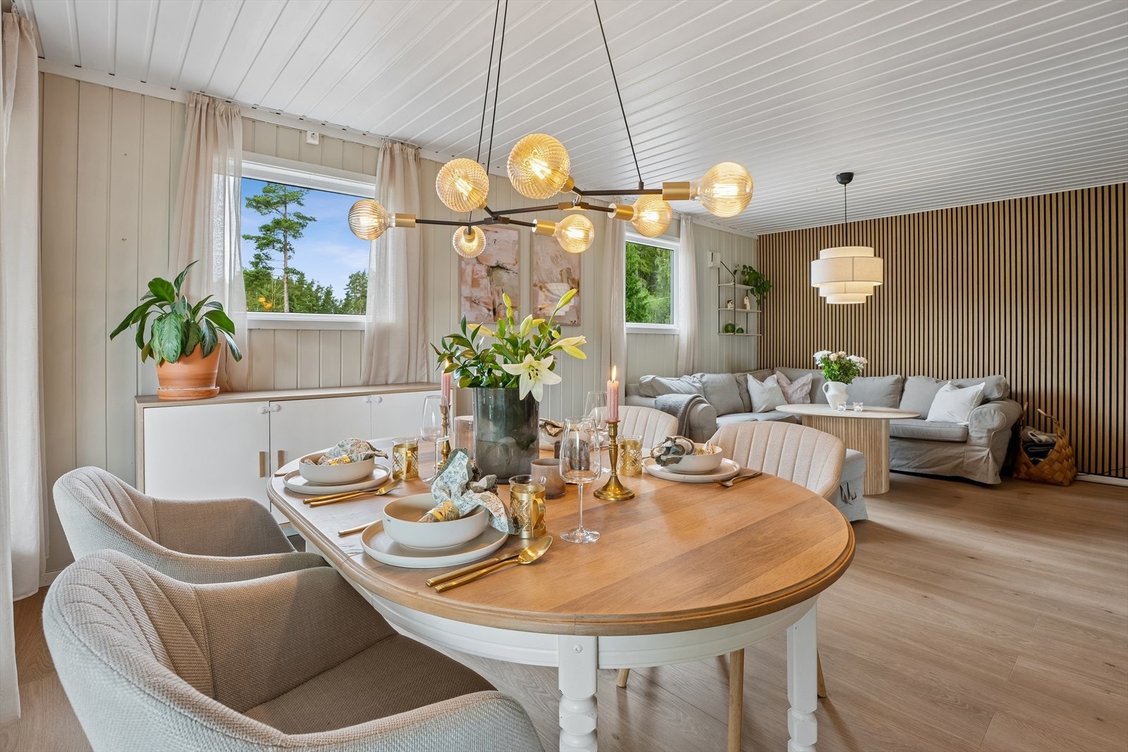 Himlinger med malte plater og malt trepanel. Galleribilde