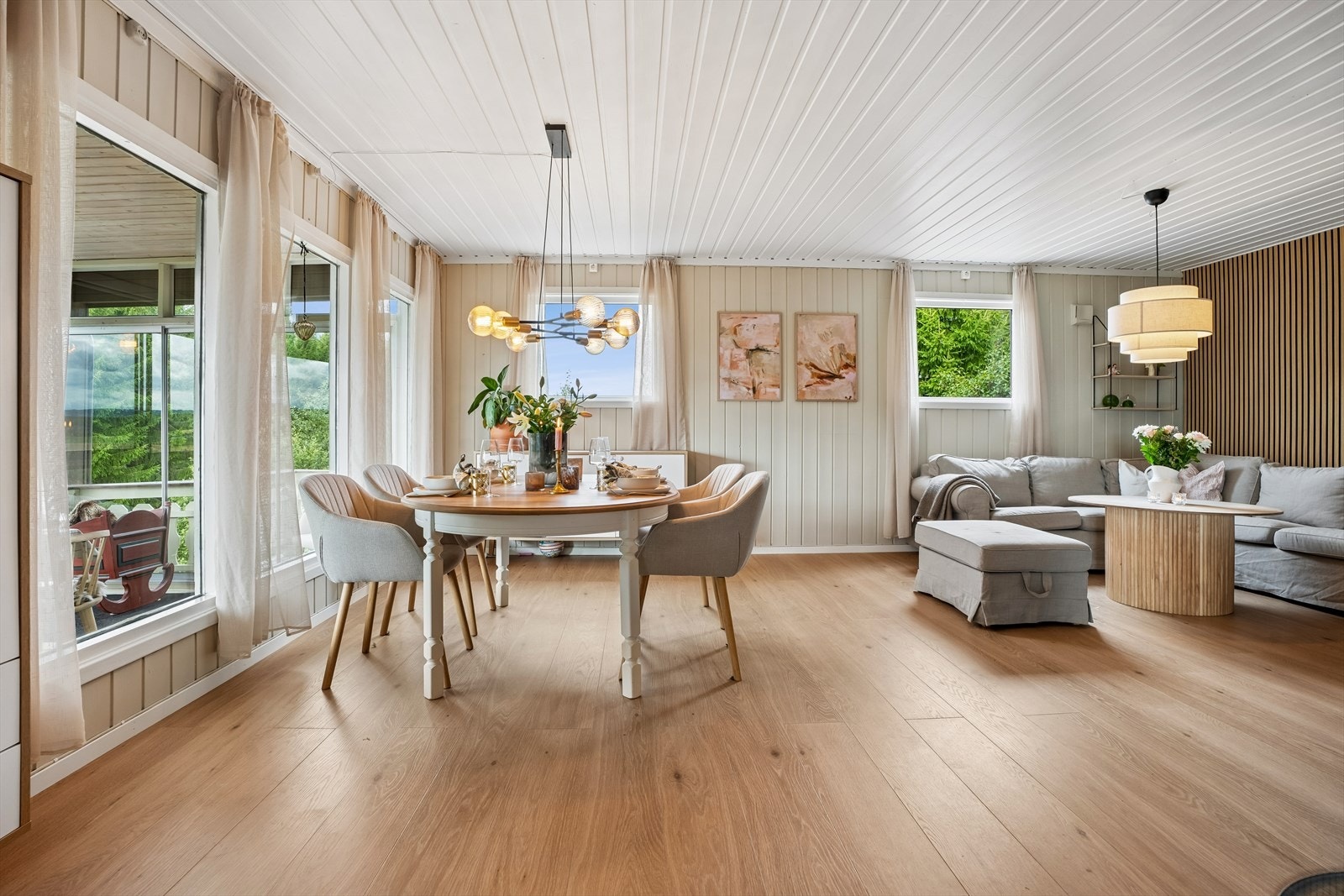 Den åpne løsningen gir god plass til både spisebord og sofagruppe. Galleribilde