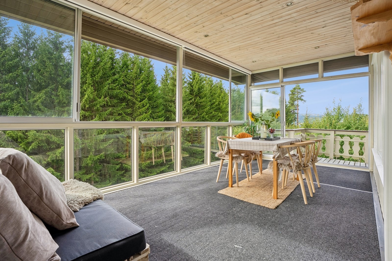 Innglasset terrasse med skyvbare glassfelt, etablert som tiltak mot støy. Galleribilde