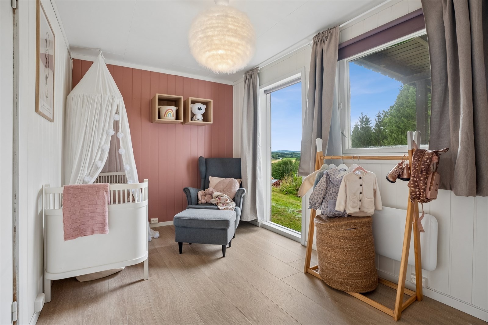 Soverom med terrassedør og direkte utgang til hagen. Galleribilde