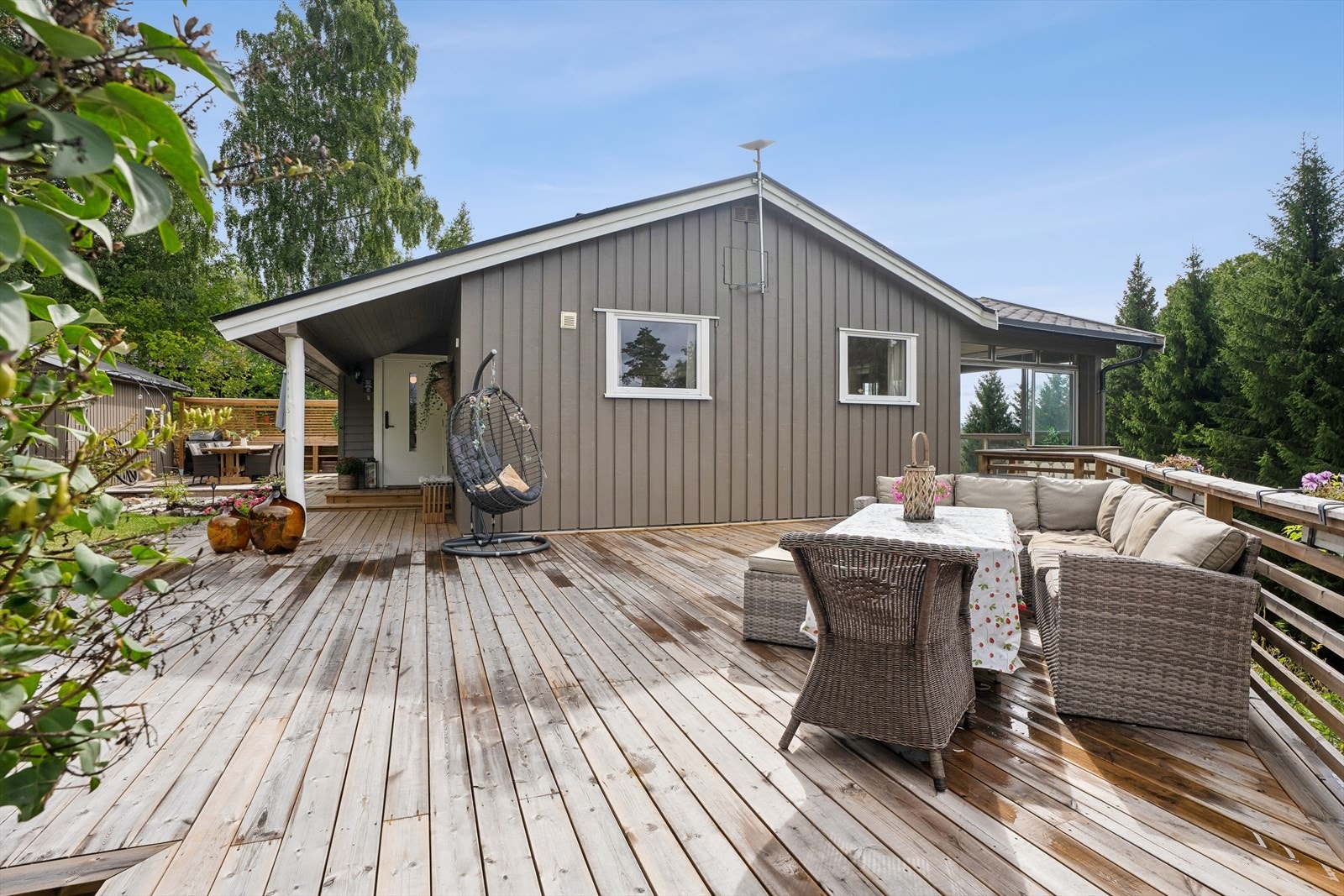Her bor du stille og rolig til med fine uteplasser og flott utsikt! Store, nye terrassearealer mot vest og nord, bygget i 2025. Galleribilde