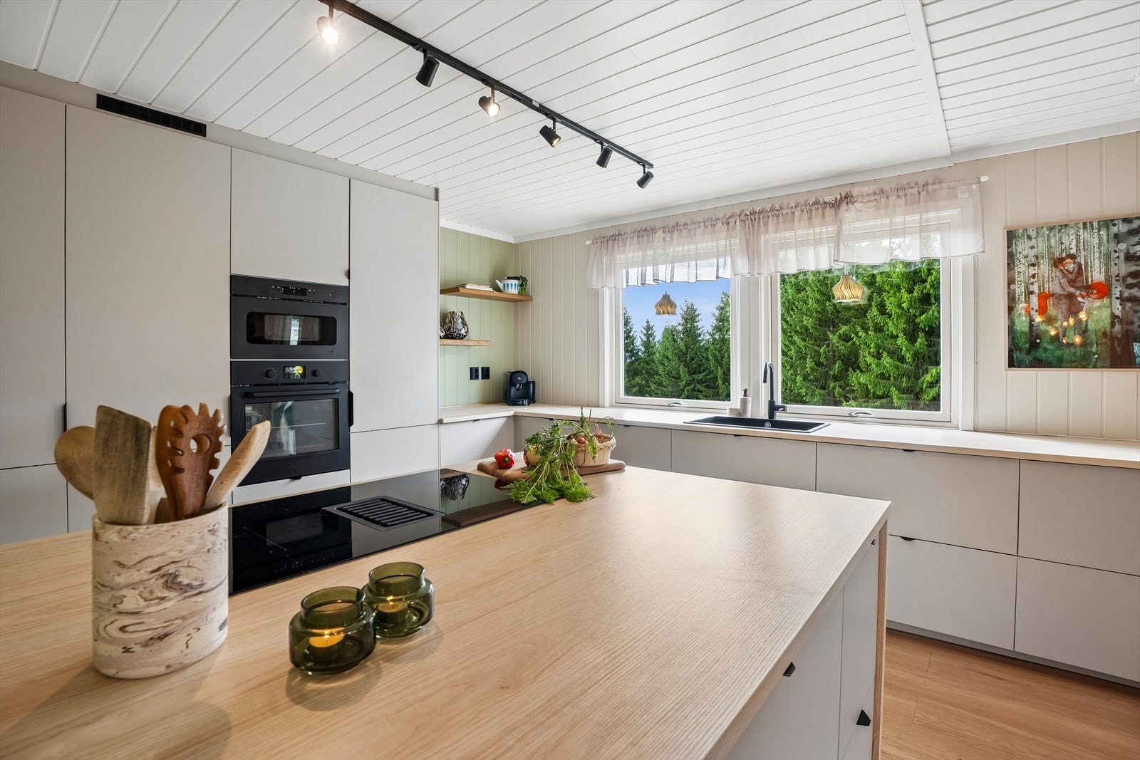 Kjøkkenøy med induksjonstopp og integrert avtrekk med kullfilter. Galleribilde