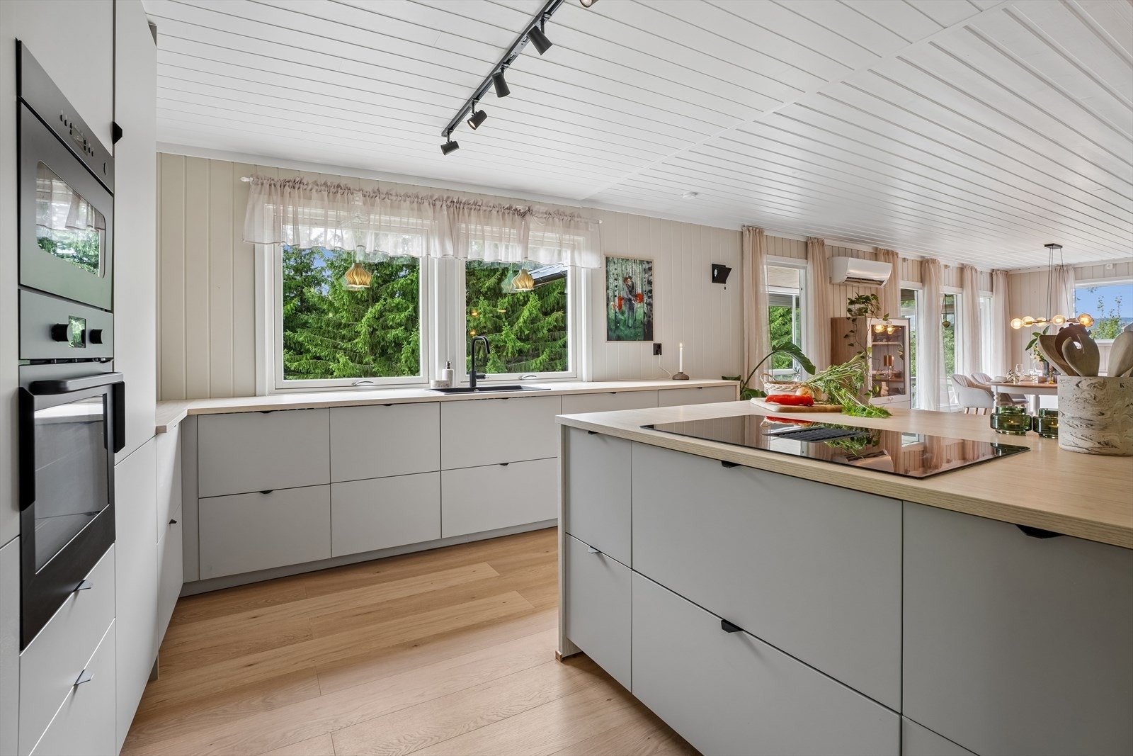 Innredning med glatte fronter og laminert benkeplate. Galleribilde