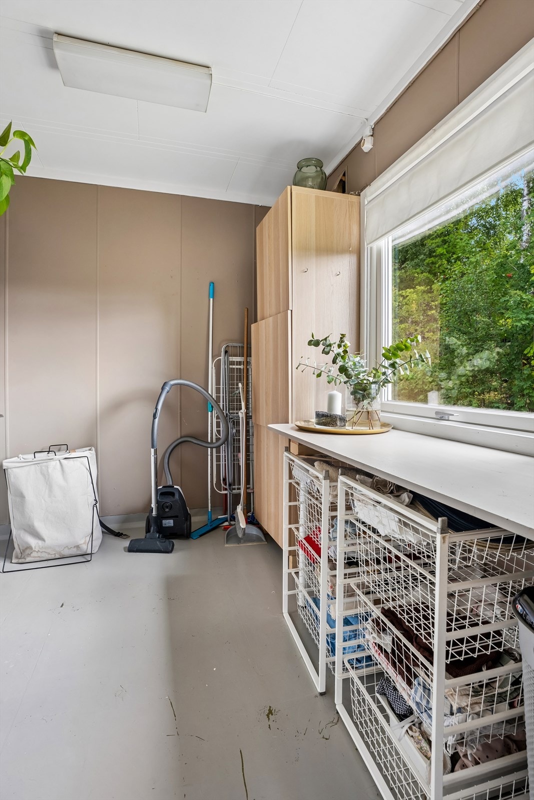 Praktisk vaskerom i første etasje med opplegg for vaskemaskin og god oppbevaring. Galleribilde