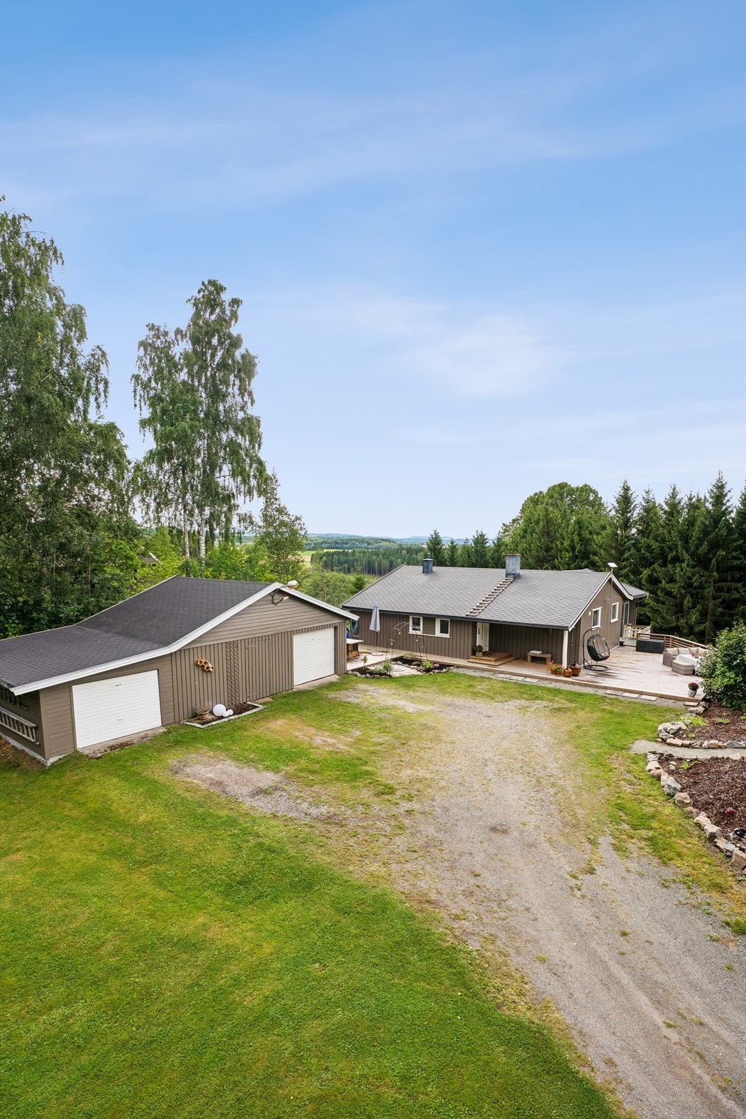 Eiendommen har en stor, frittstående garasje. Galleribilde